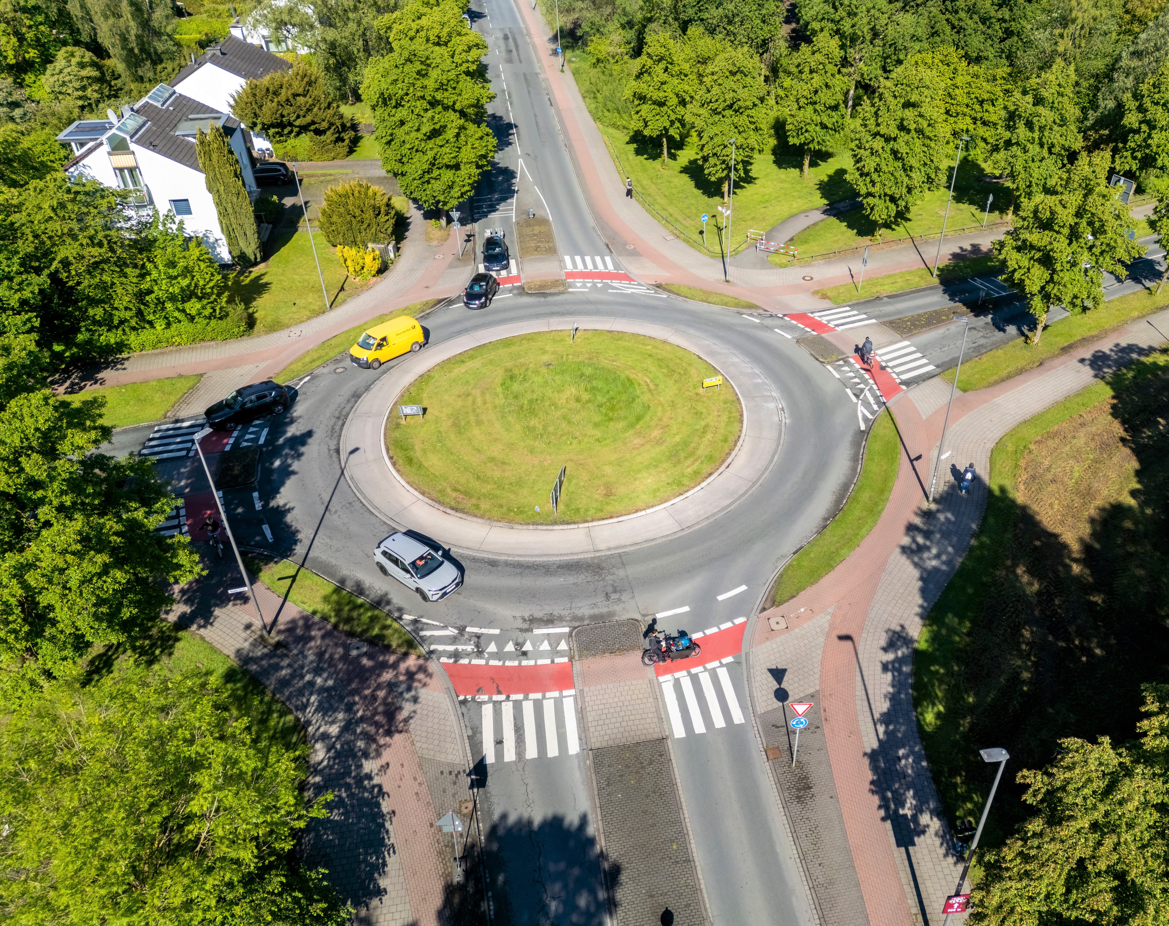 Luftbild eines großen Kreisverkehrs