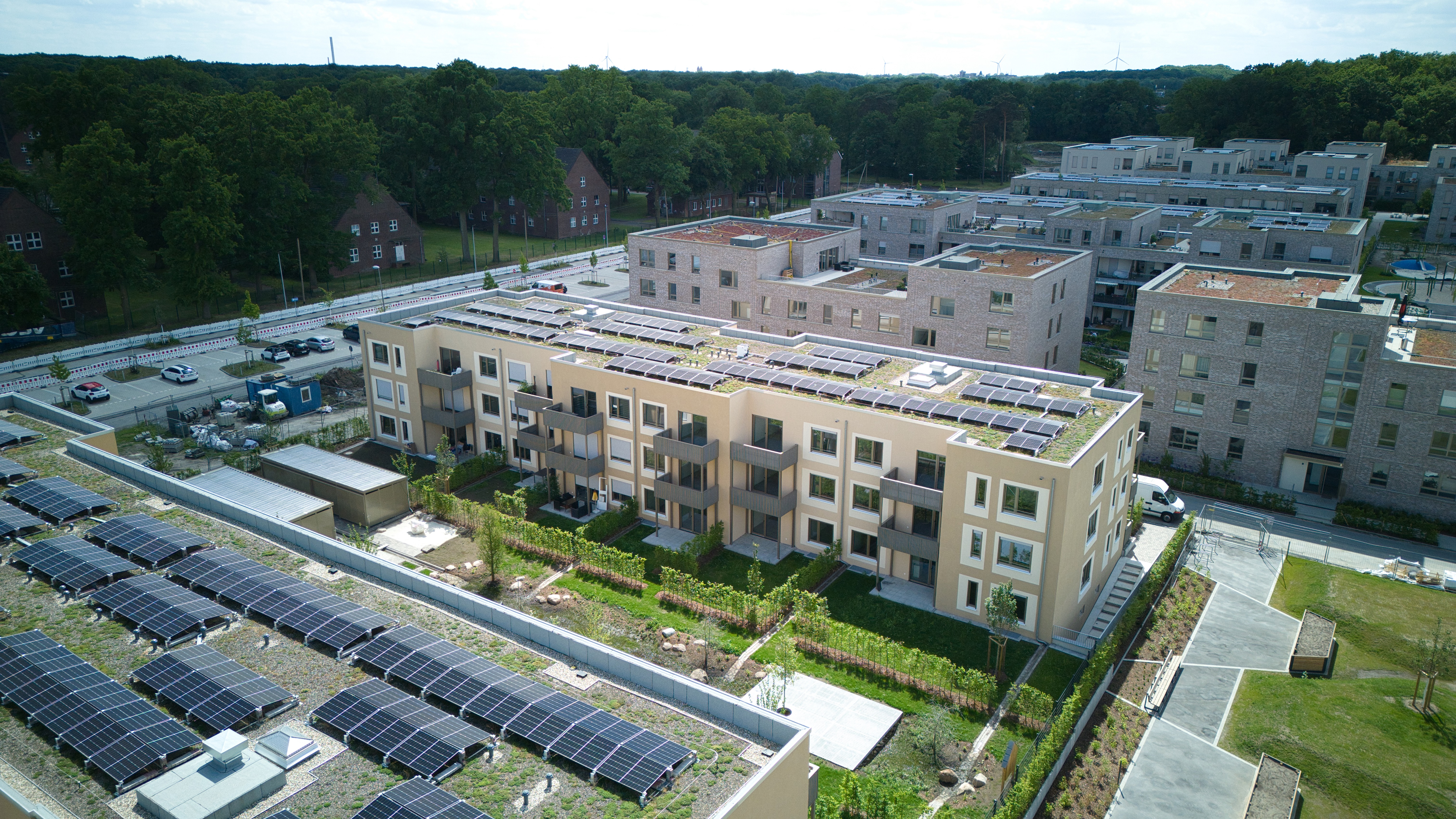 Drohnenaufnahme vom York-Quartier in Gremmendorf. Helle Mehrfamilienhäuser mit Gärten und PV-Anlagen