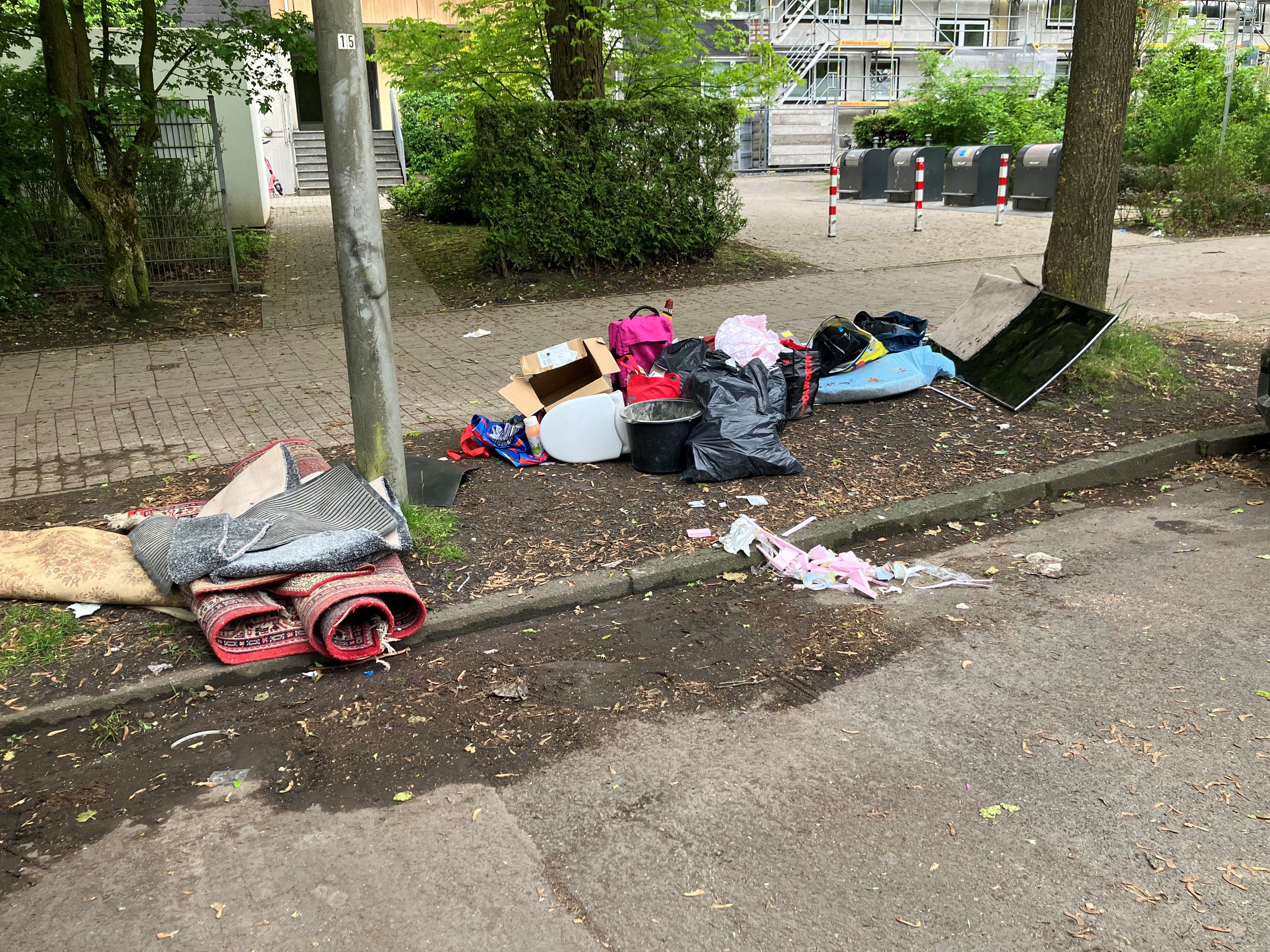 Illegal entsorgter Müll neben dem Gehweg