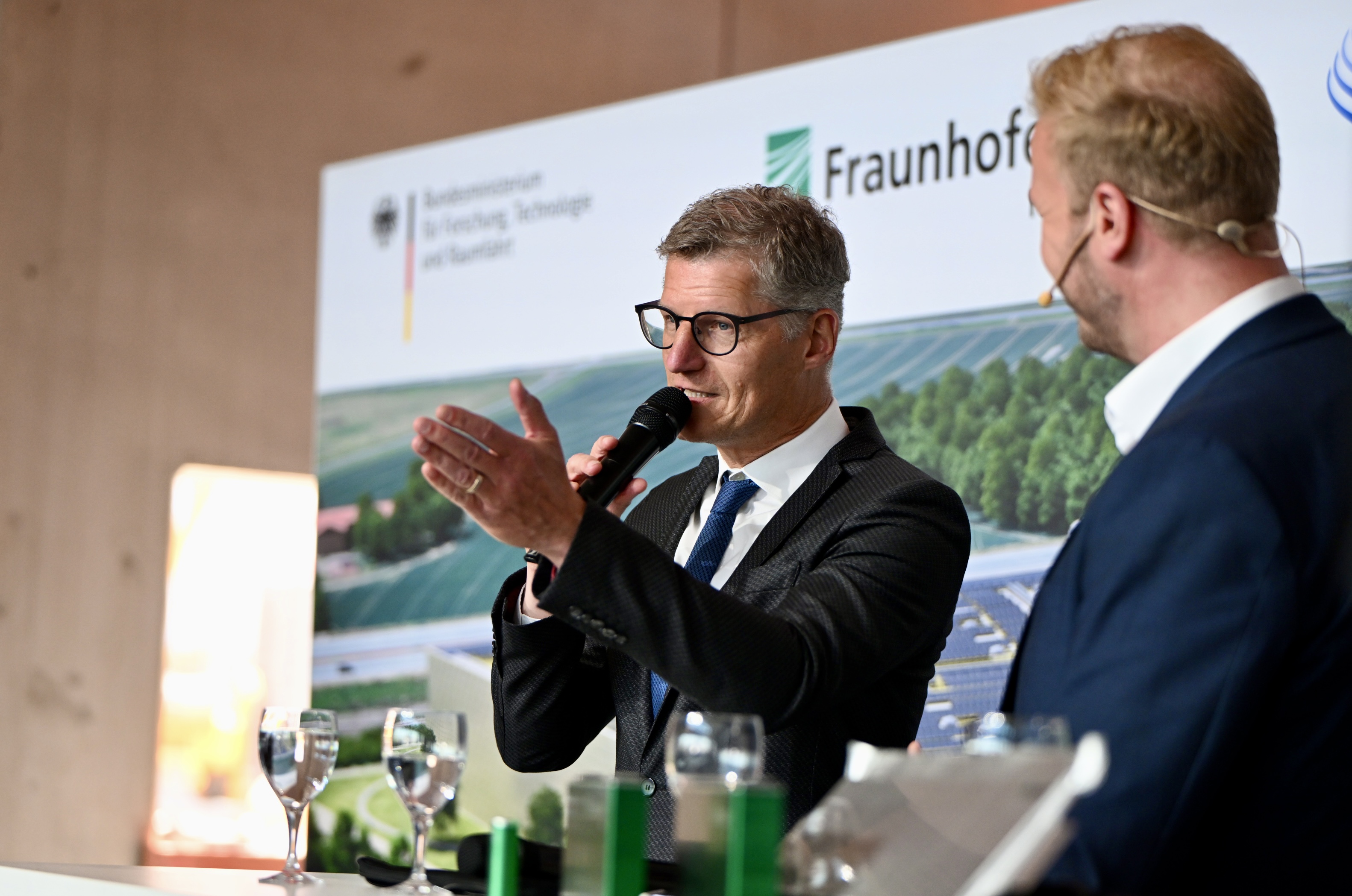 Oberbürgermeister Tilman Fuchs mit Moderator Tobias Häusler