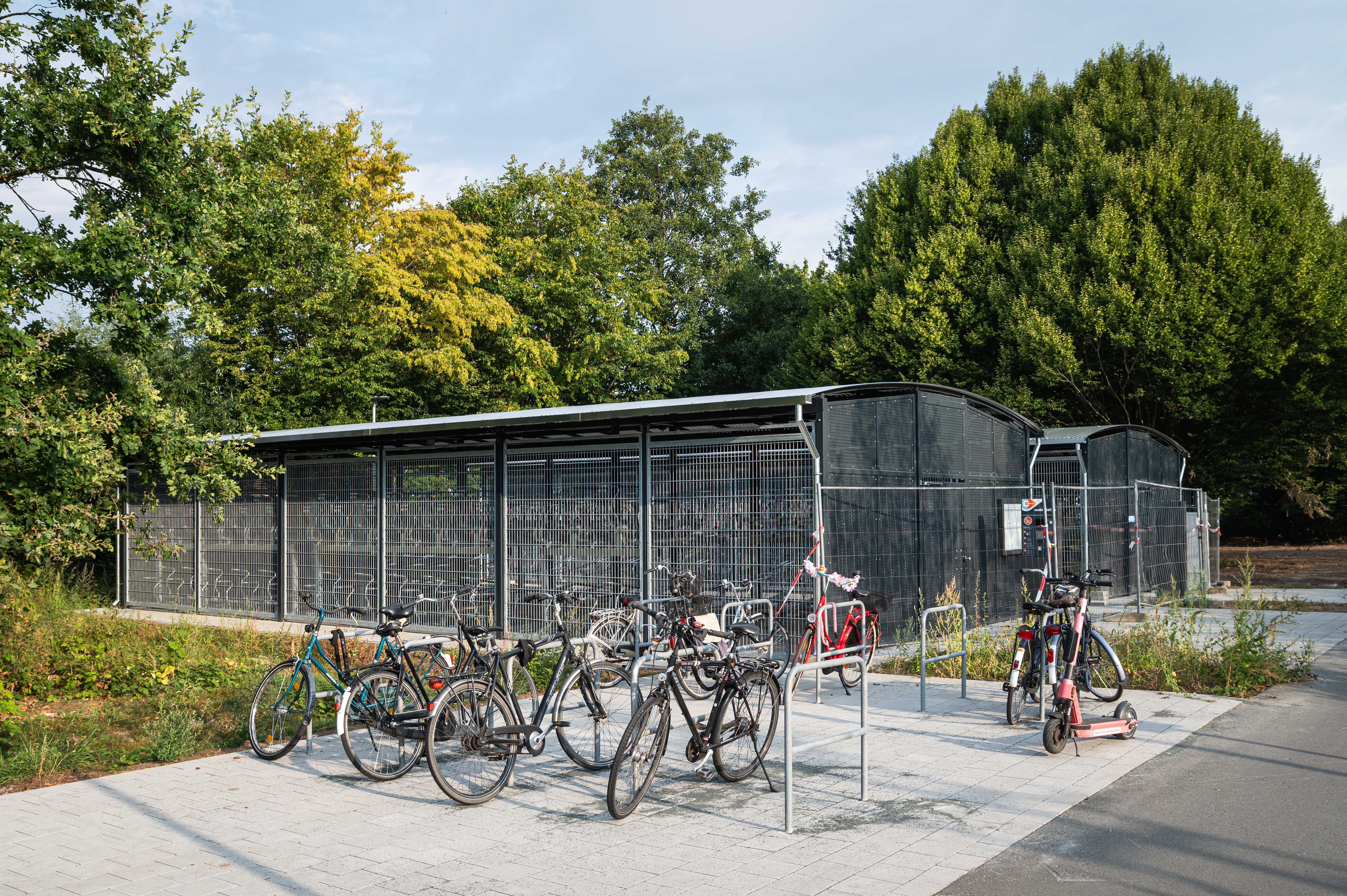 Die Leezenbox am Bahnhof Zentrum-Nord, im Vordergrund sind weitere Fahrradstellplätze zu sehen. 