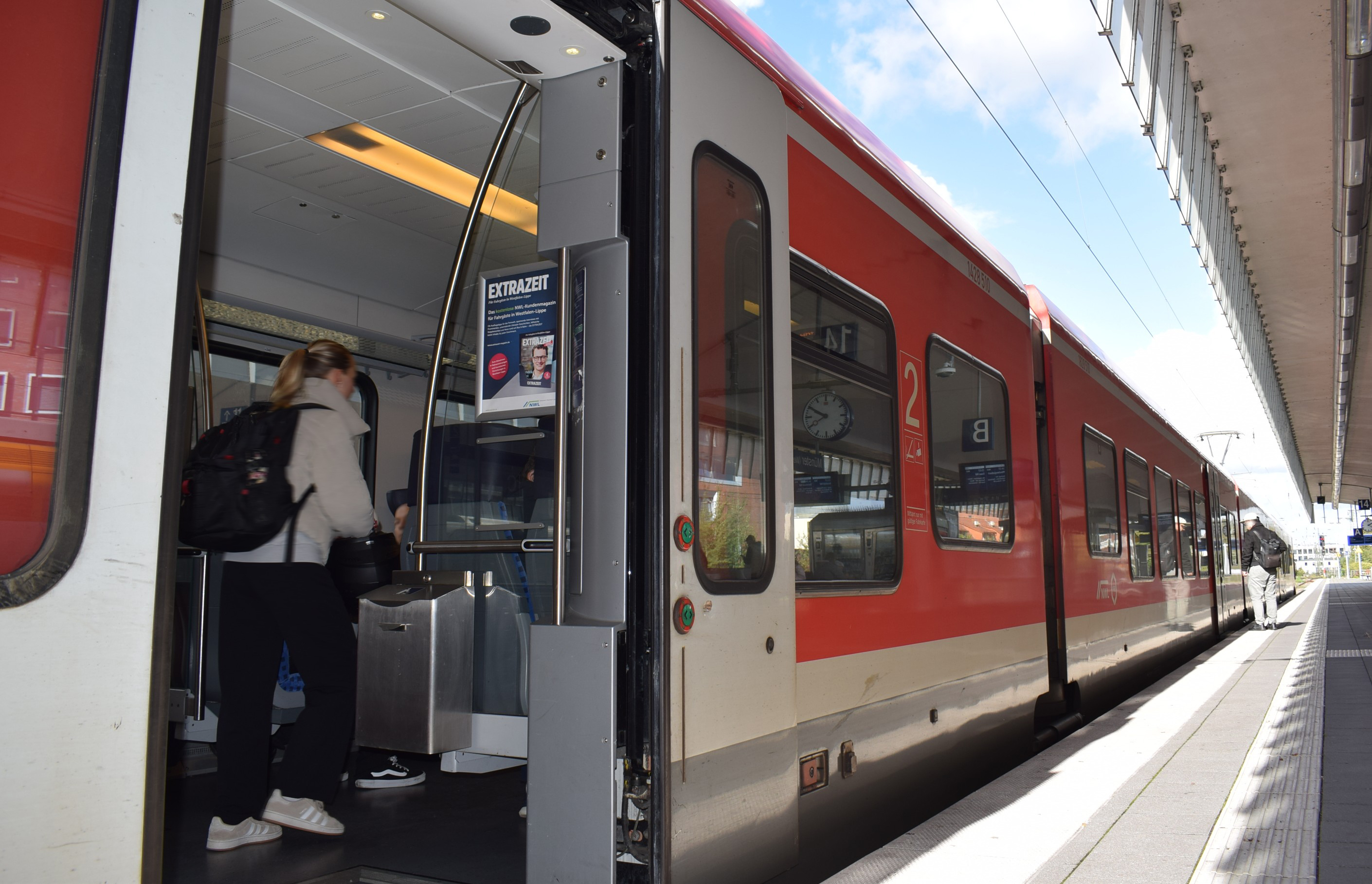 Blick auf die Seite eines Regionalzugs mit geöffneter Tür