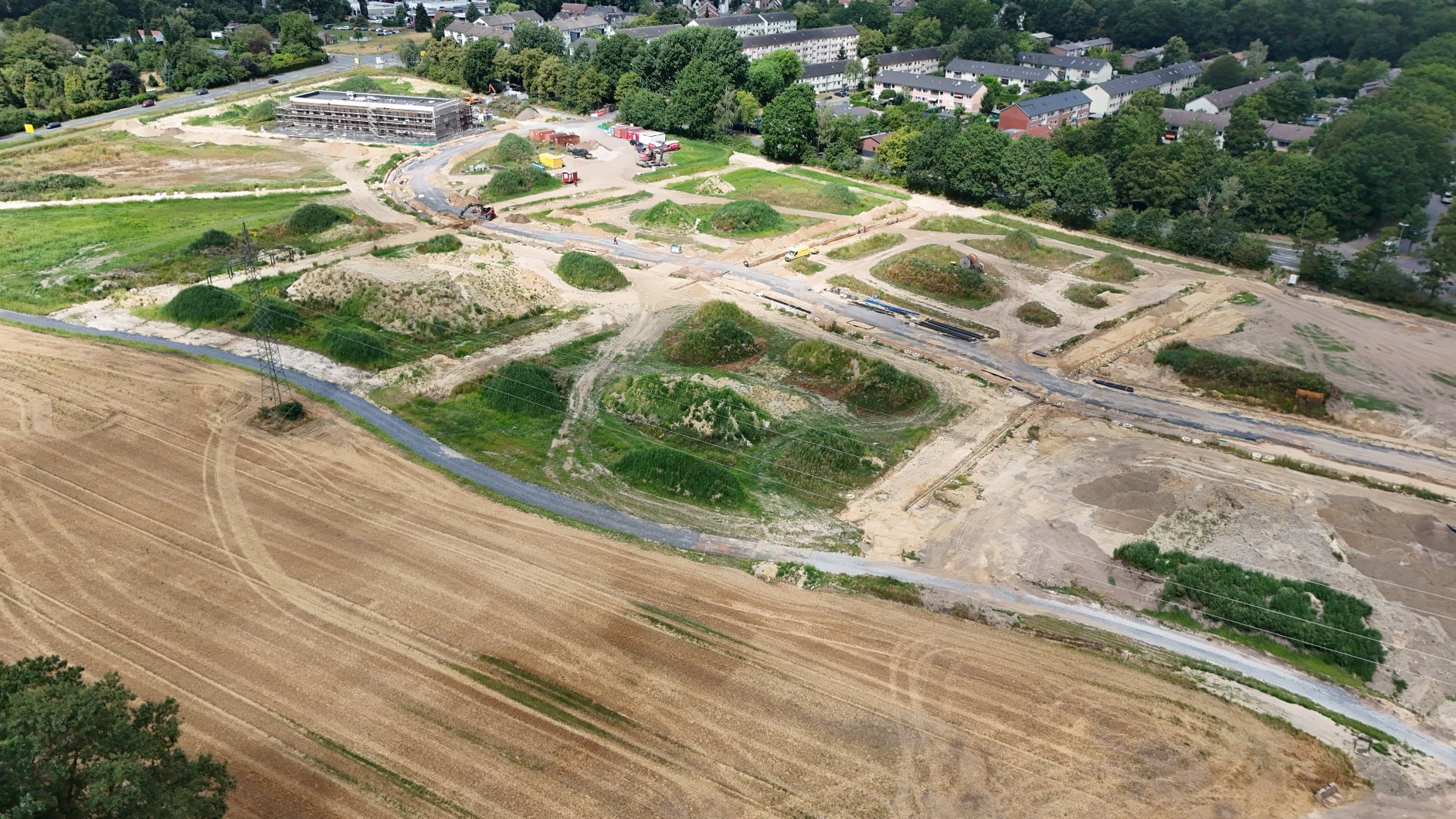 Blick auf unbebaute Grundstücksflächen aus der Vogelperspektive
