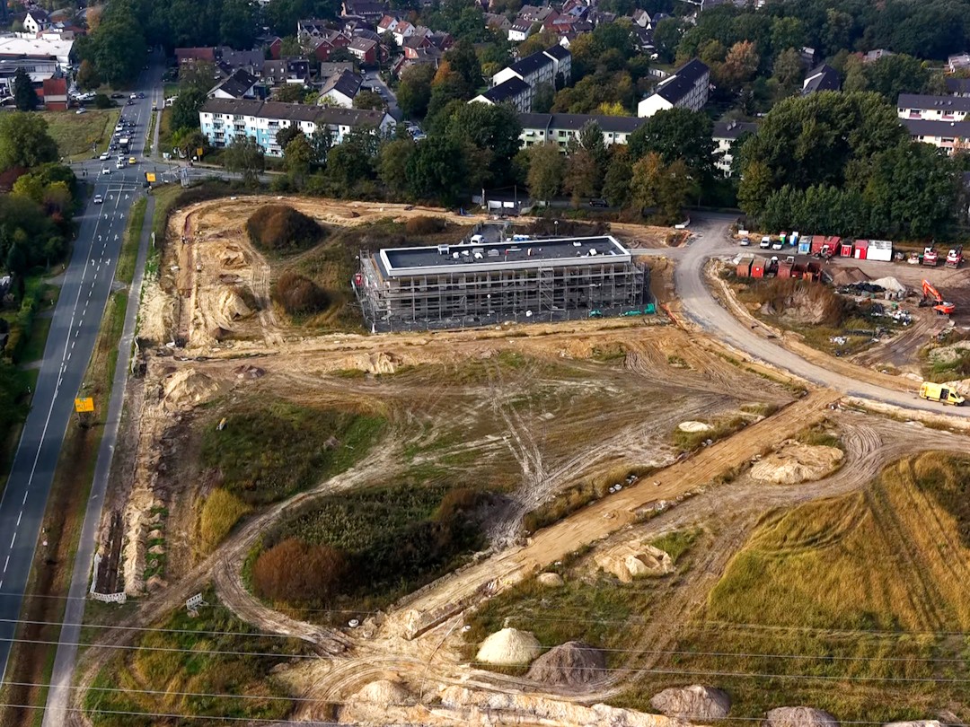 Luftaufnahme eines Baugebiets in Angelmodde.Ein Hauskomplex steht bereits, der Rest ist noch unbebaut. 