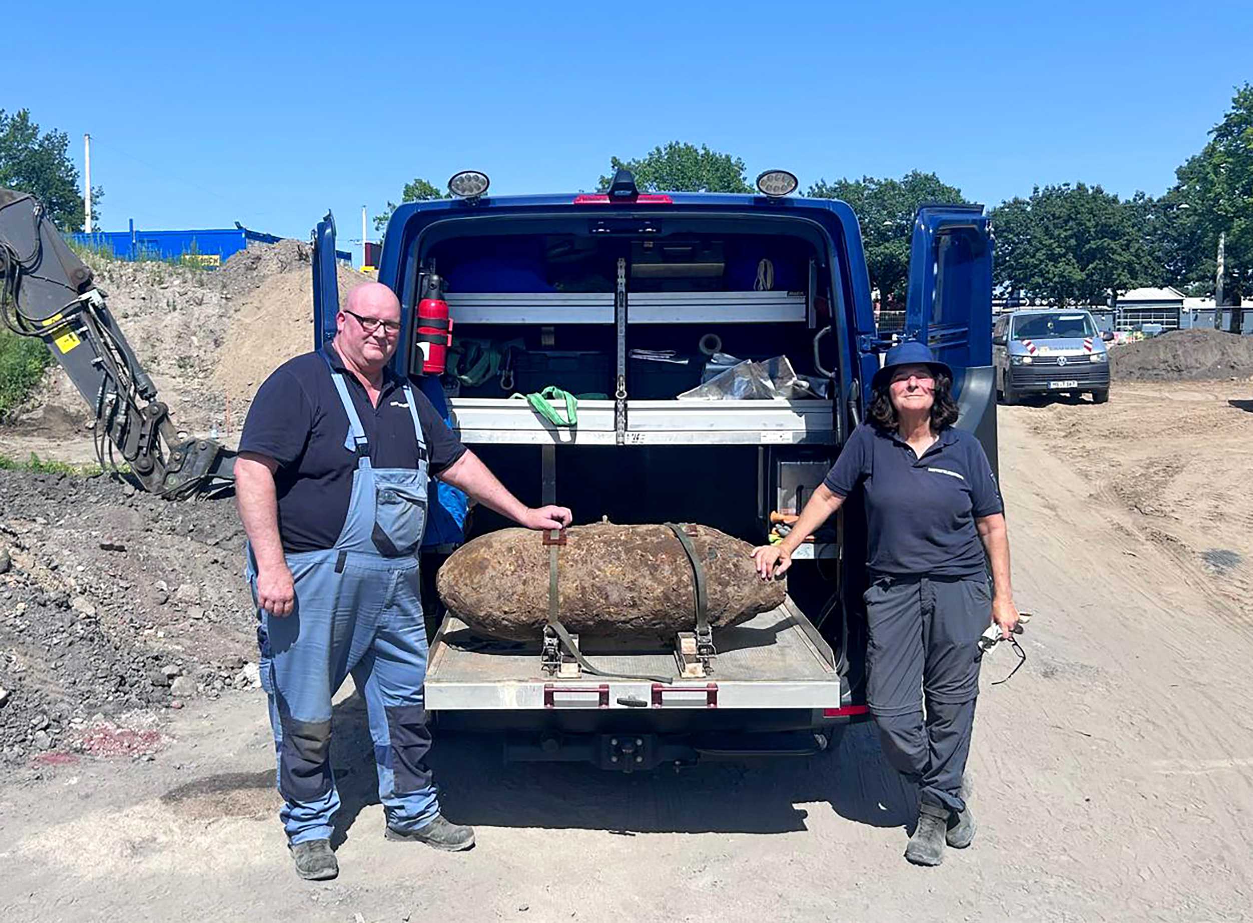  Barbara Bremmer und Ralf Kuhlpeter vom Kampfmittelbeseitigungsdienst der Bezirksregierung Arnsberg entschärften die 250 Kilogramm schwere amerikanische Bombe aus dem Zweiten Weltkrieg.