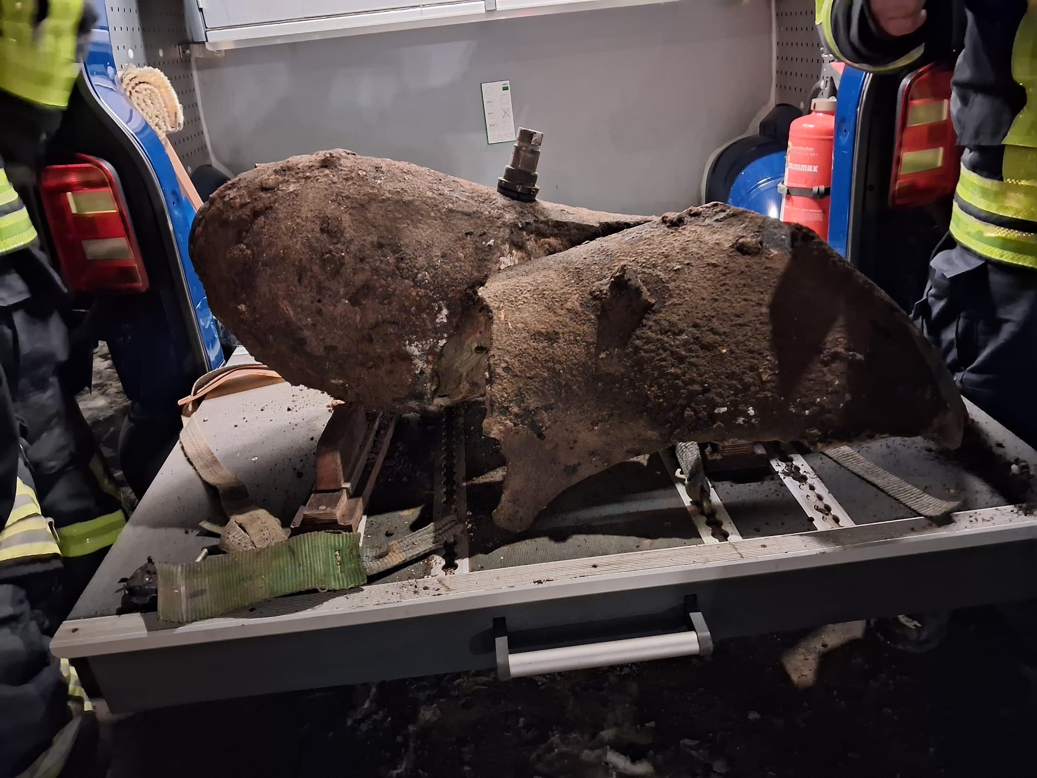 Ein entschärfter Blindgänger auf der Ladefläche eines Bullis.
