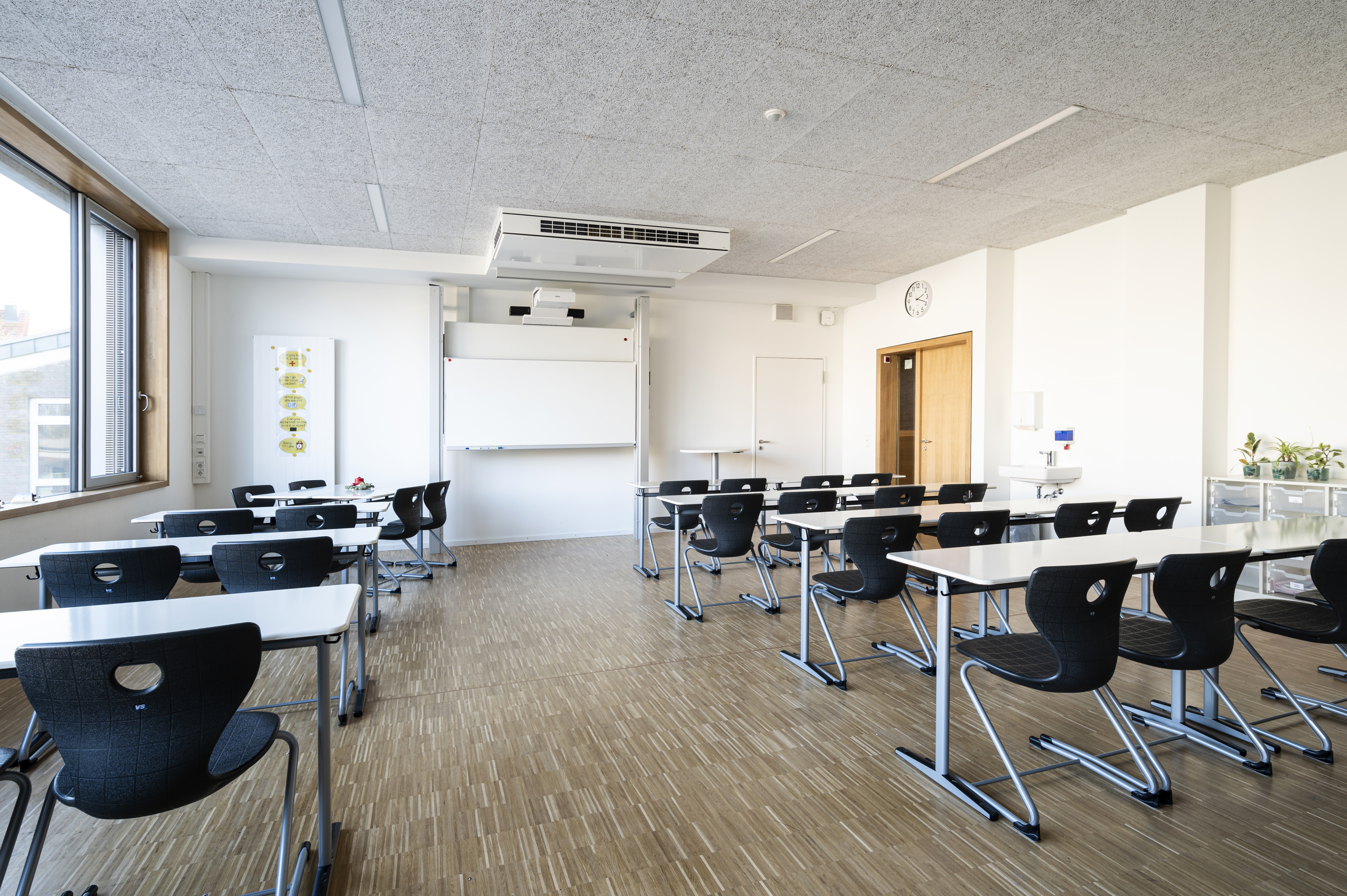 Blick in einen Klassenraum Richtung Tafel