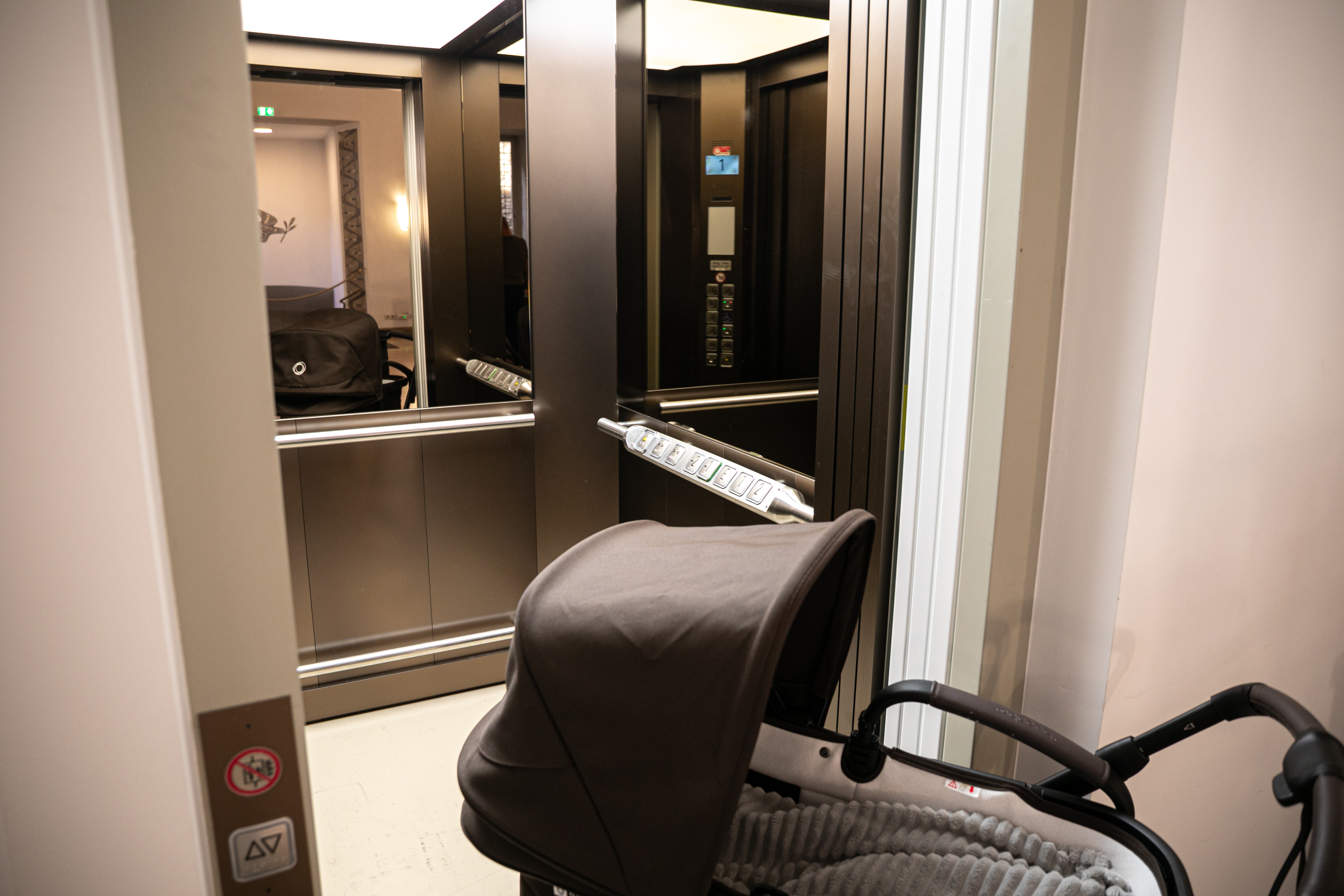 Kinderwagen vor dem geöffneten Fahrstuhl