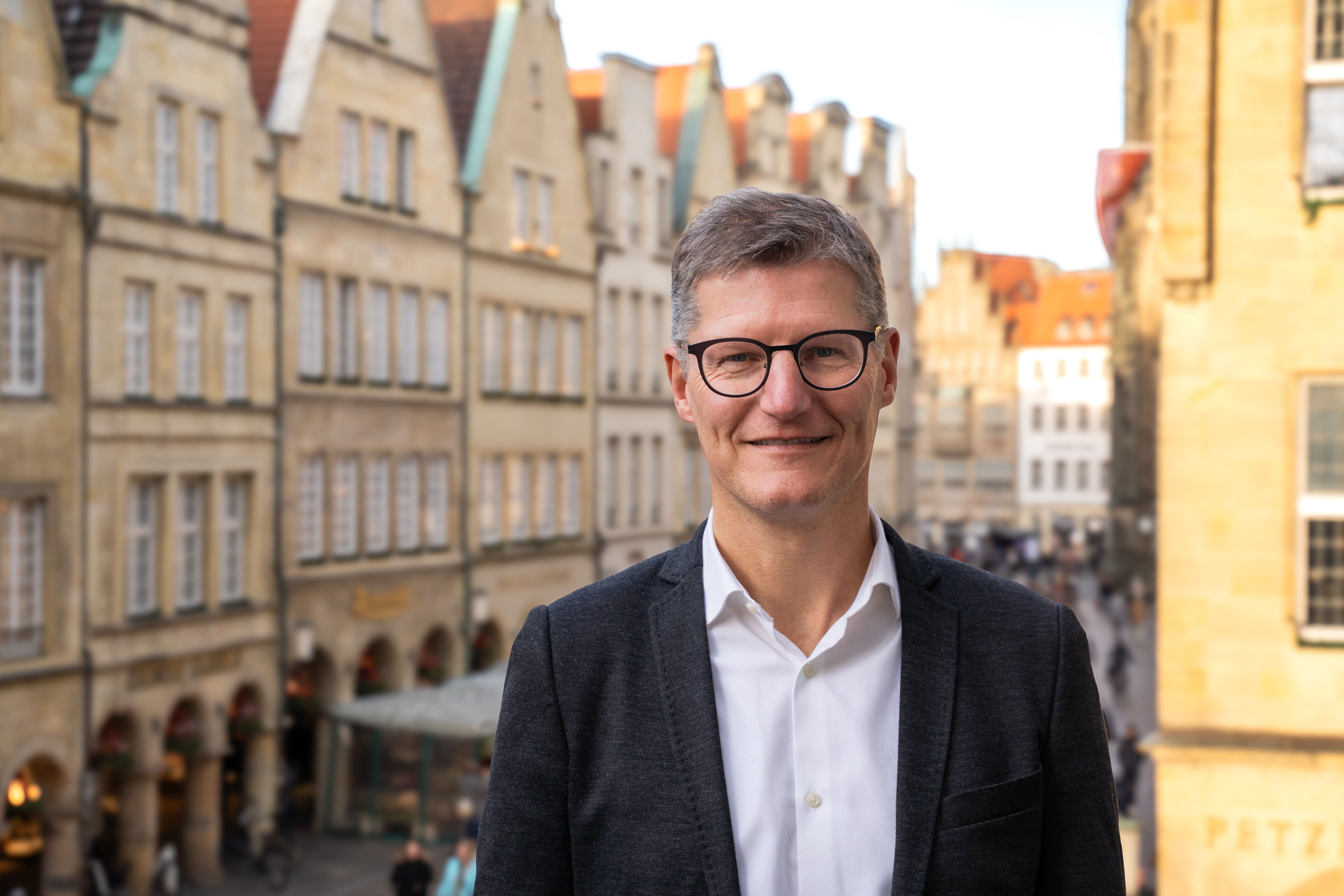 Oberbürgermeister Tilman Fuchs auf dem Sentenzbogen