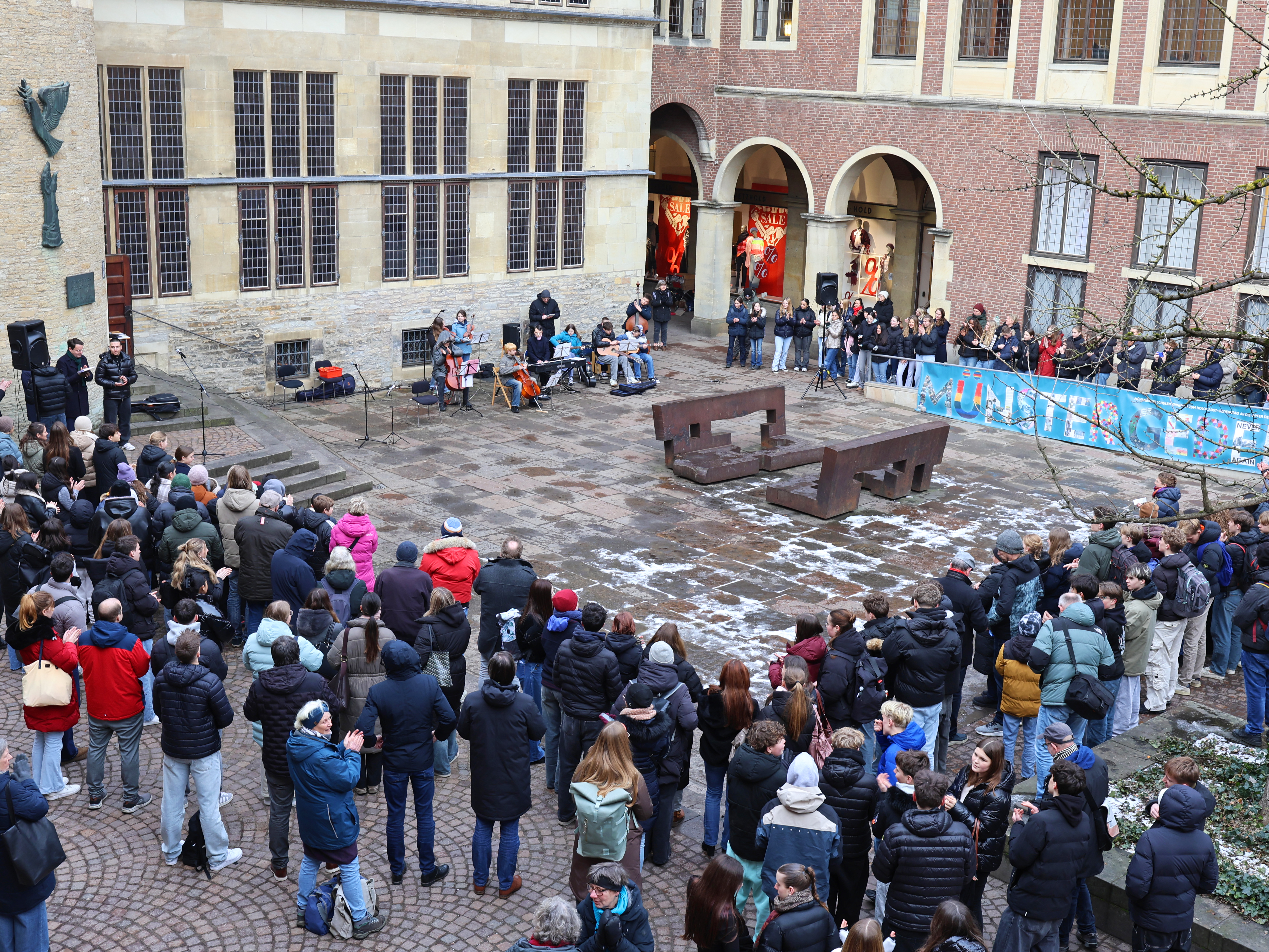 Gedenkveranstaltung im Rathausinnenhof