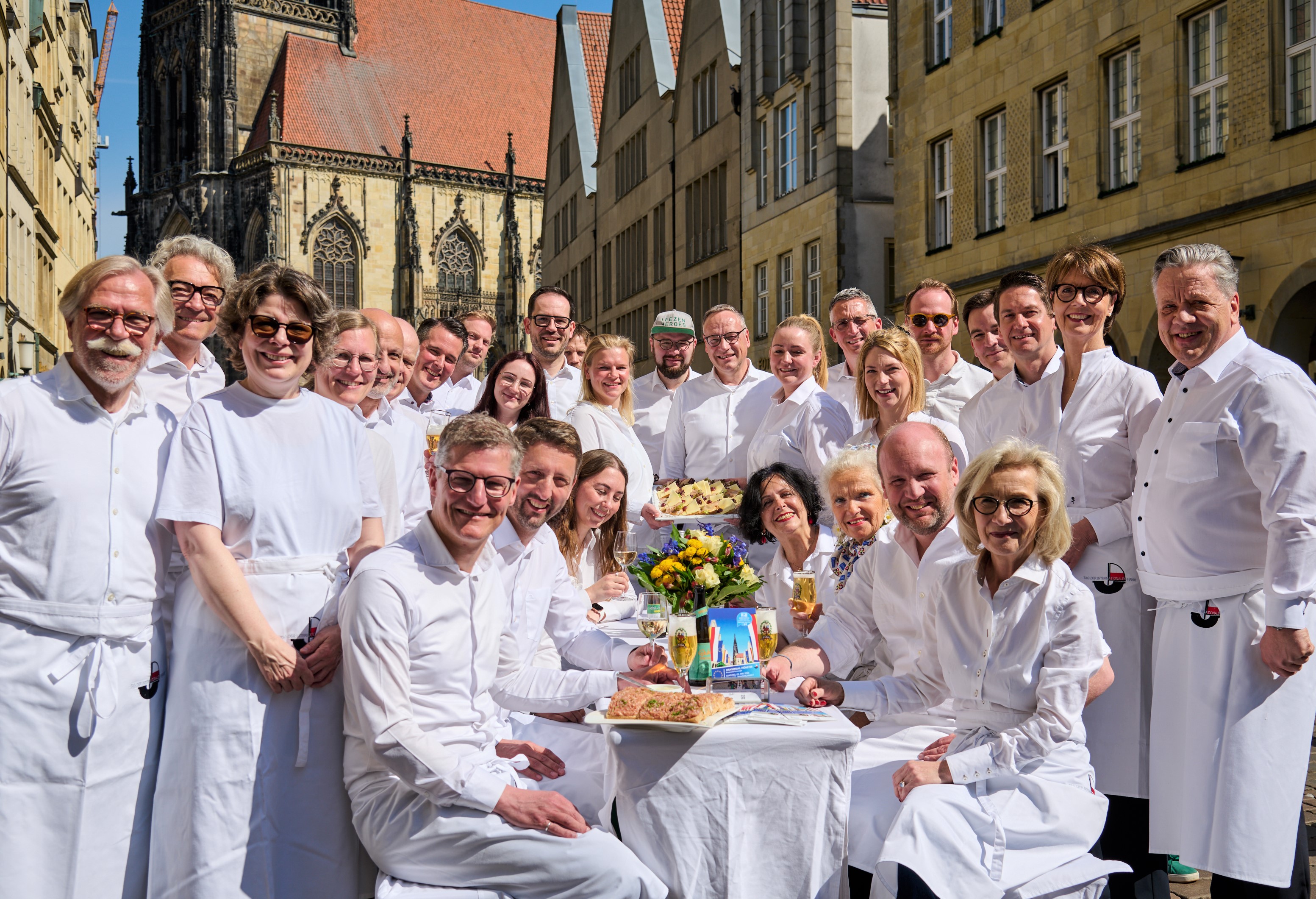 Gruppenbild, alle in weiß gekleidet mit Schürze