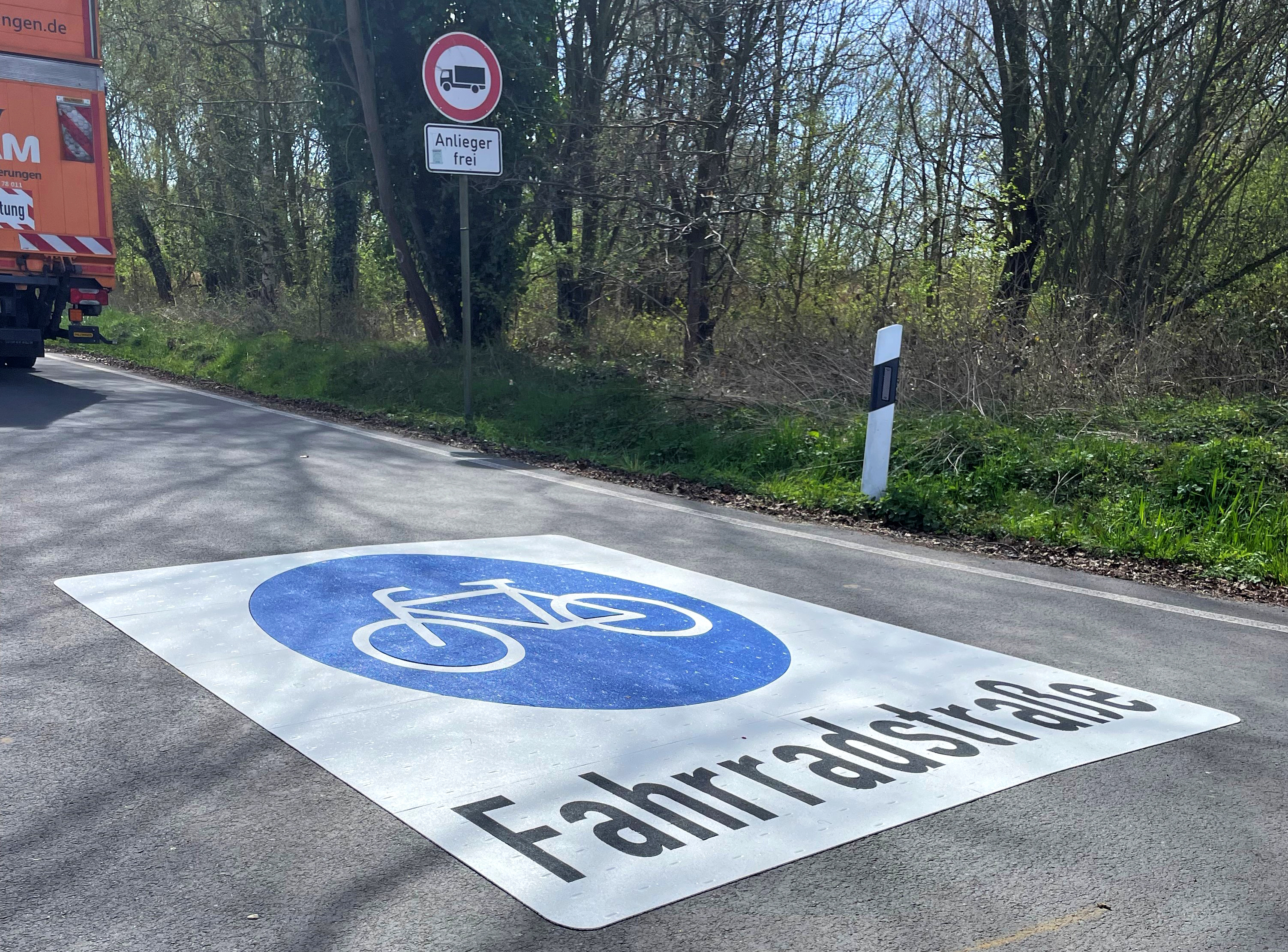 Der Hessenweg mit großem Fahrradstraßen-Piktogram, davor steht ein Baufahrzeug