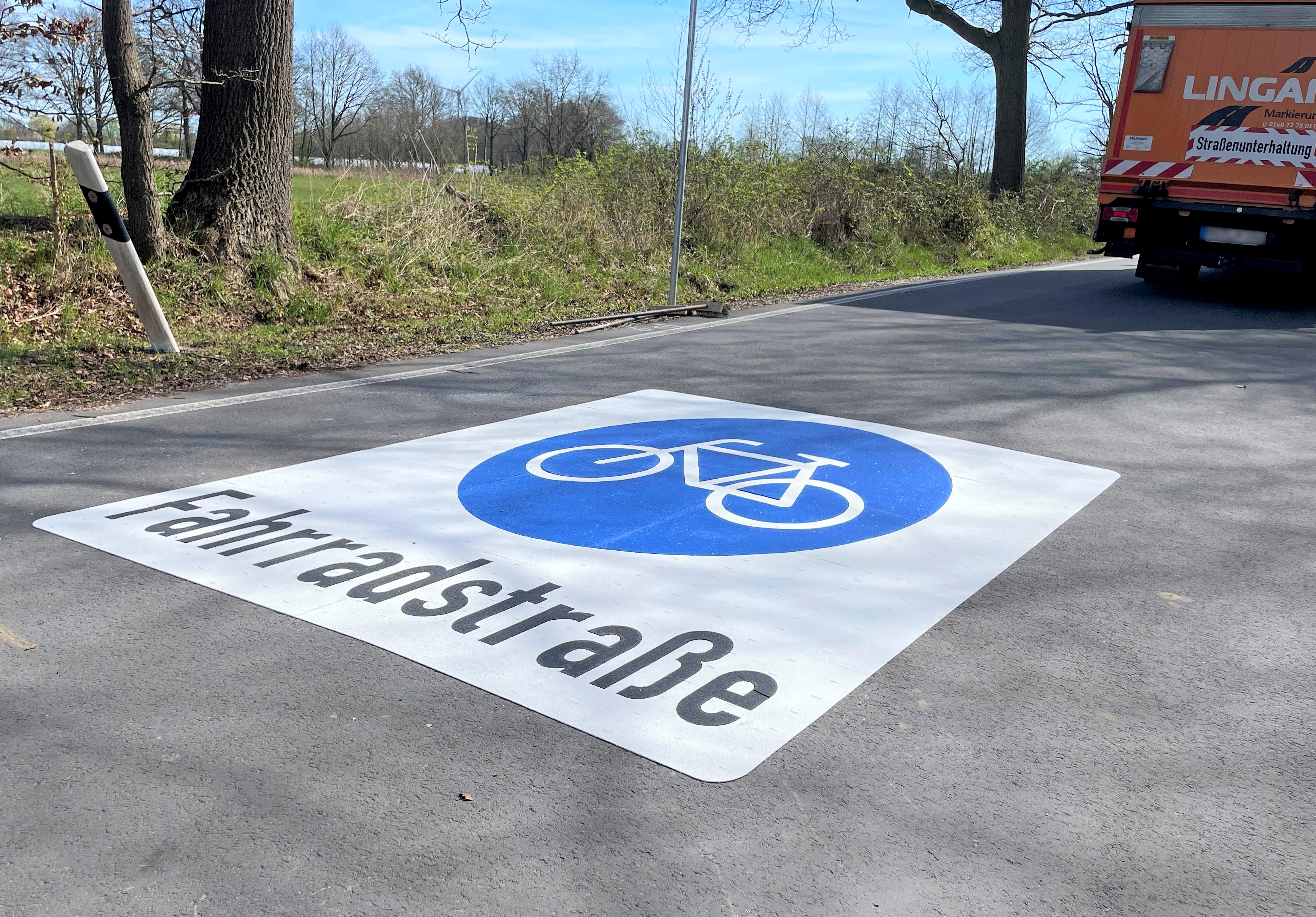 Piktogramm eines Fahrrads mit der Aufschrift Fahrradstraße auf einer Straße