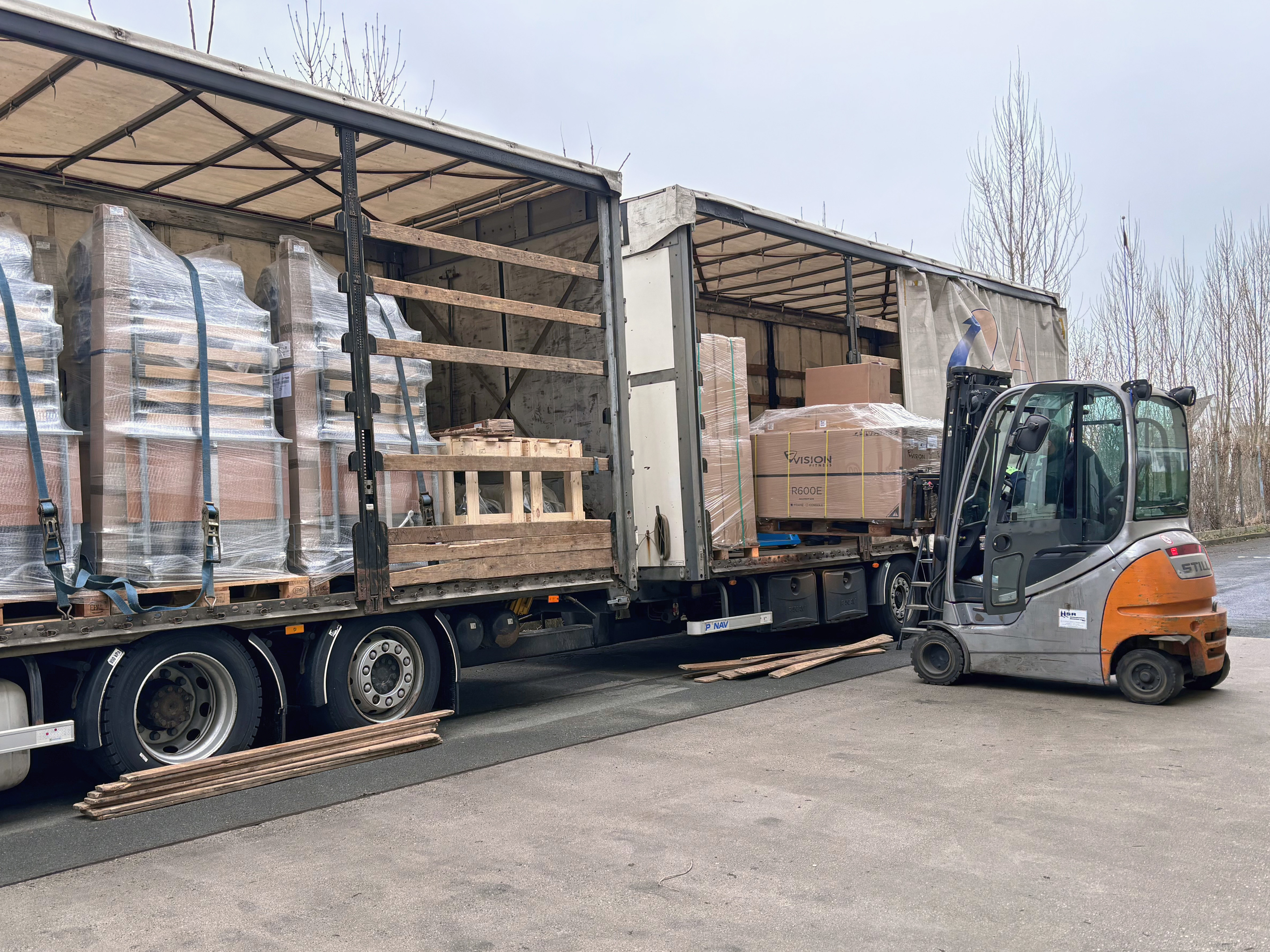 Ein großer LKW wird mit einem Hubwagen beladen