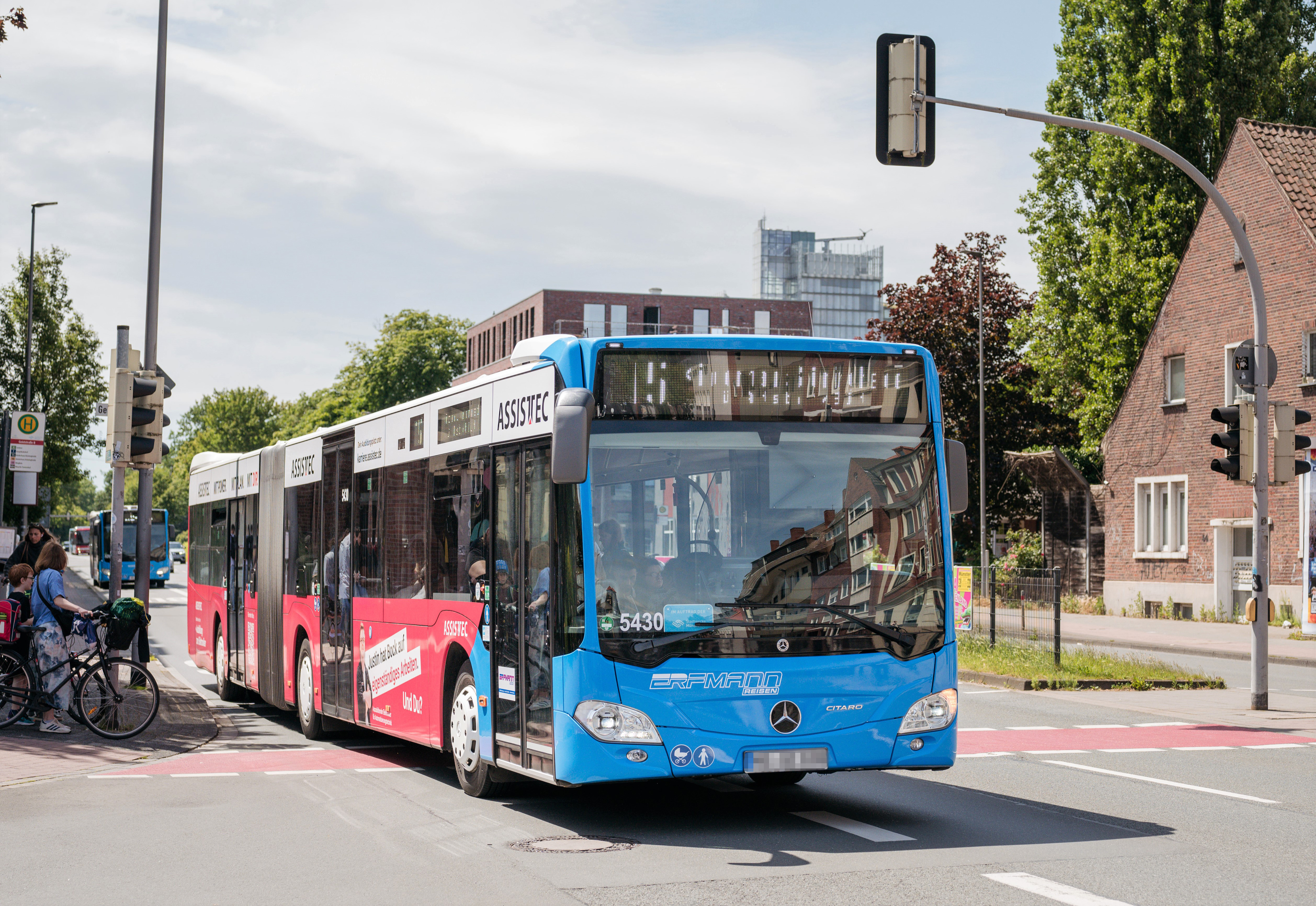 Bus im Straßenverkehr