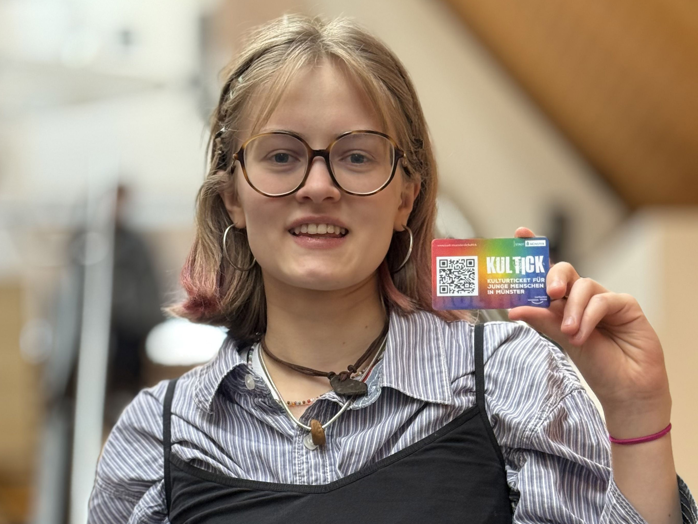 Junge Frau hält das Kultick hoch