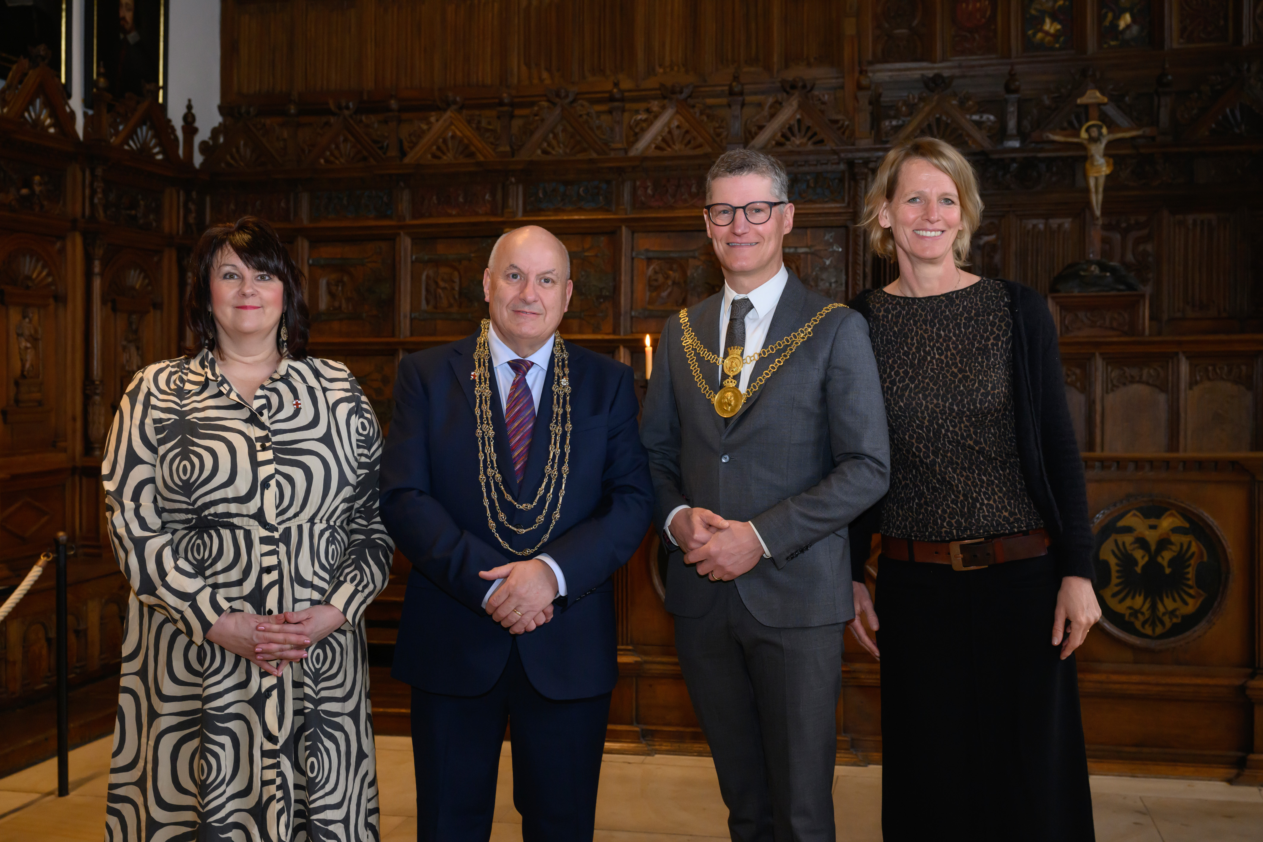 Gruppenfoto mit Oberbürgermeister Tilman Fuchs, seiner Ehefrau Claudia Fuchs, Martin Rowley, Lord Mayor von York, und seine Ehefrau Elizabeth Rowley 