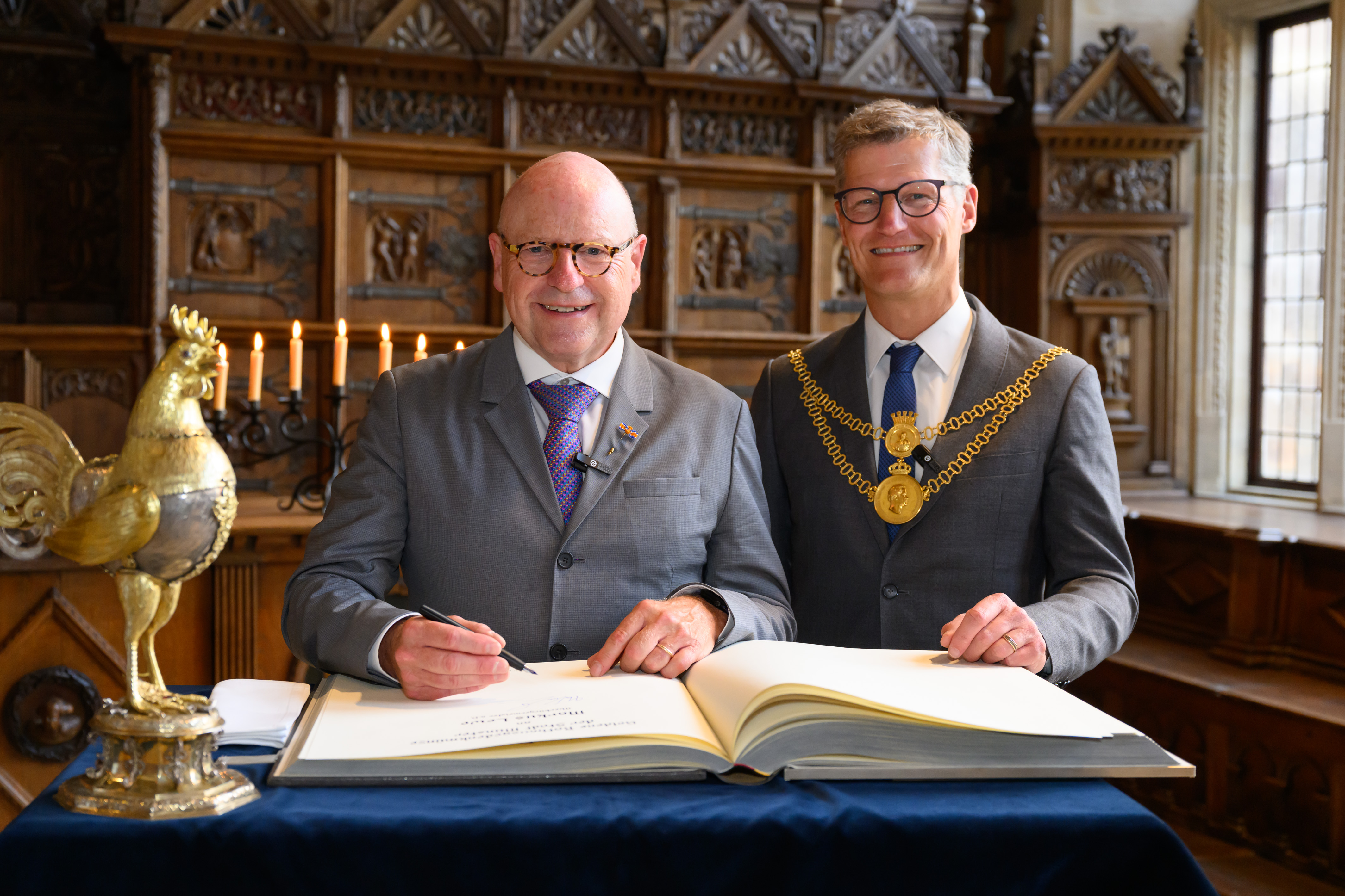 Münsters ehemaliger Oberbürgermeister Markus Lewe wird von seinem Nachfolger Tilman Fuchs geehrt und trägt sich ins Goldene Buch der Stadt ein.