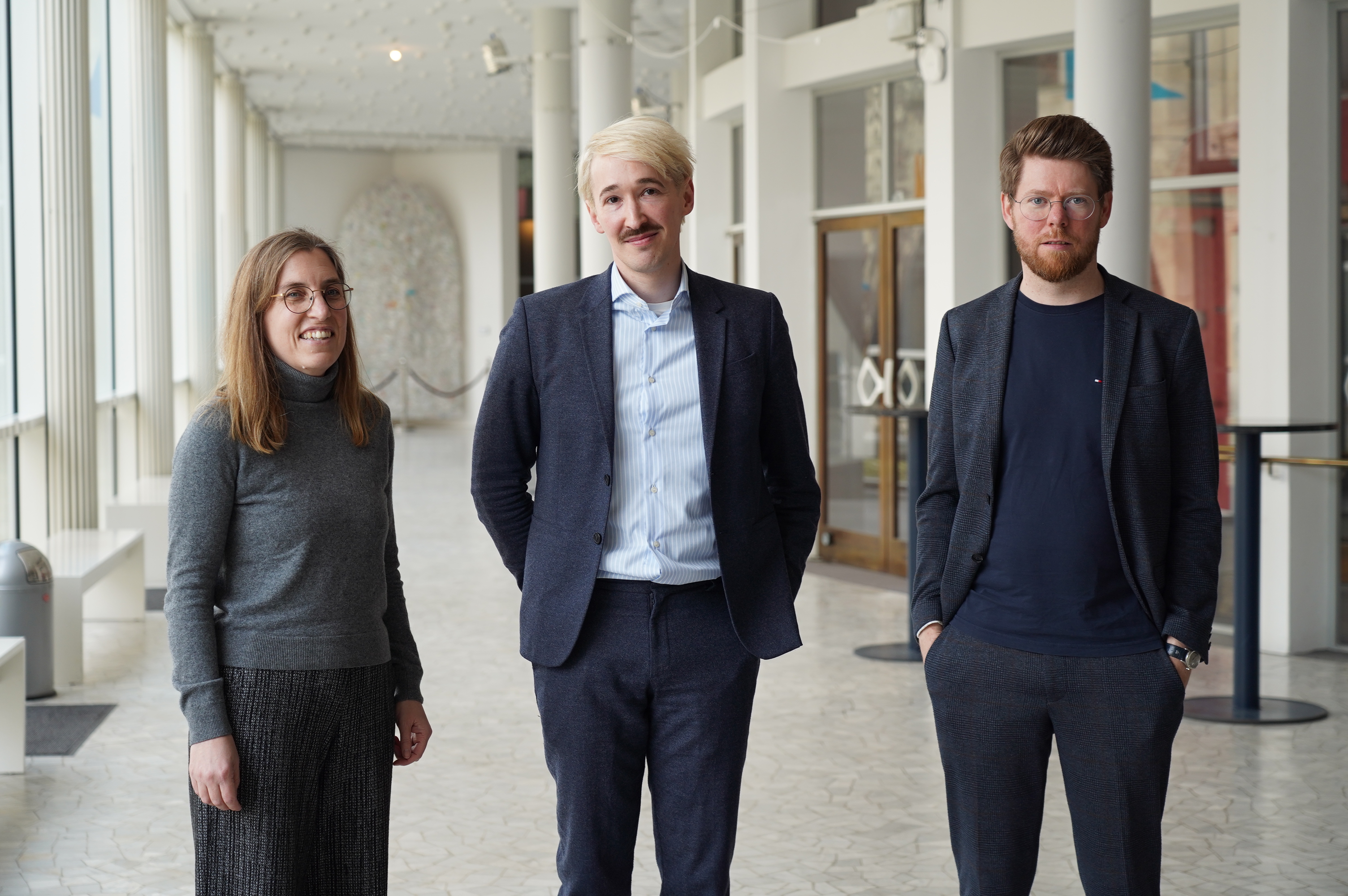 Kulturdezernentin Cornelia Wilkens, Neil Barry Moss und Dominik Baumann, Verwaltungsdirektor des Theaters