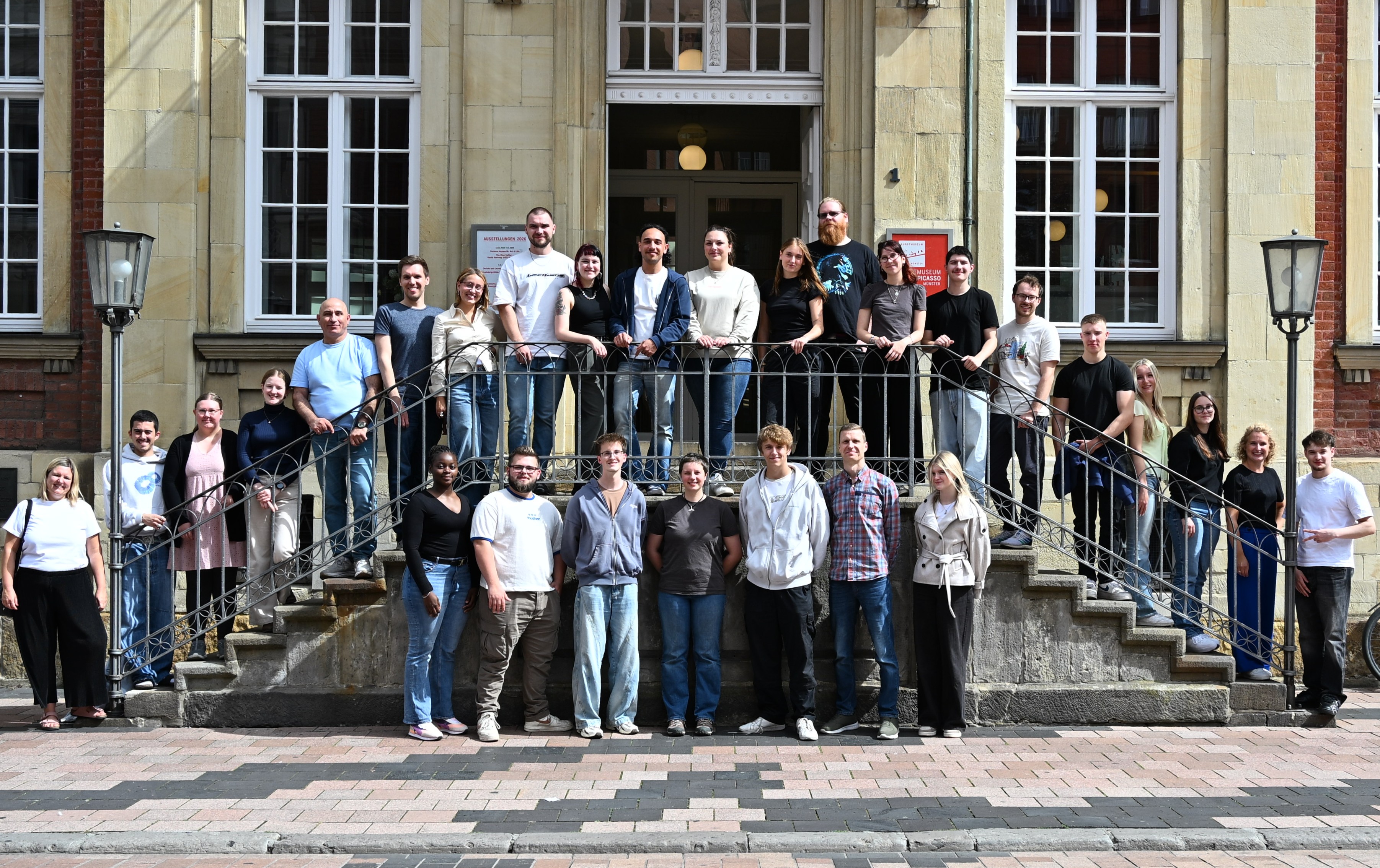 Gruppenbild am Eingang des Picasso-Museums