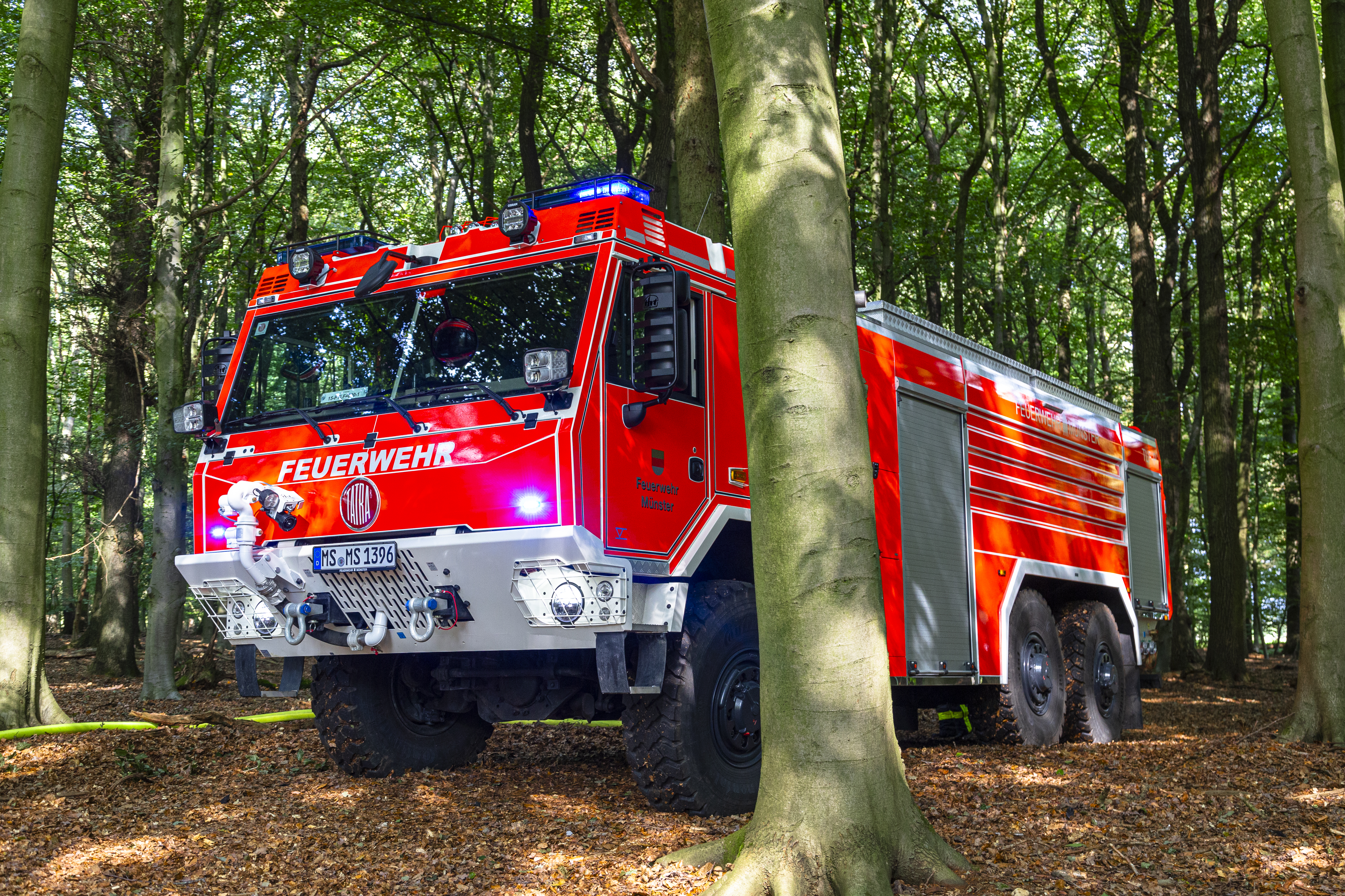 Das Löschfahrzeug steht in einem Wald