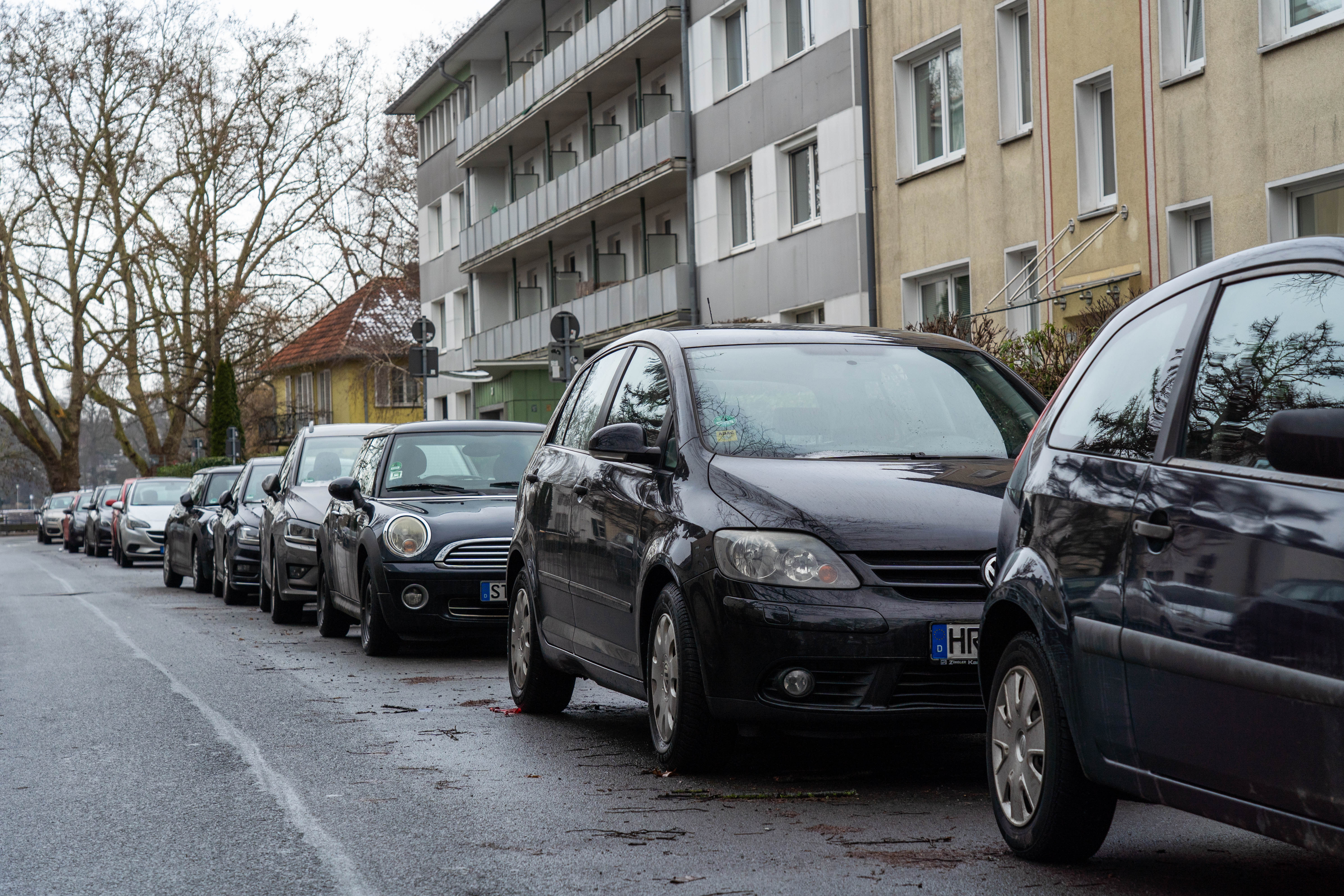 Parkende Autos am Straßenrand