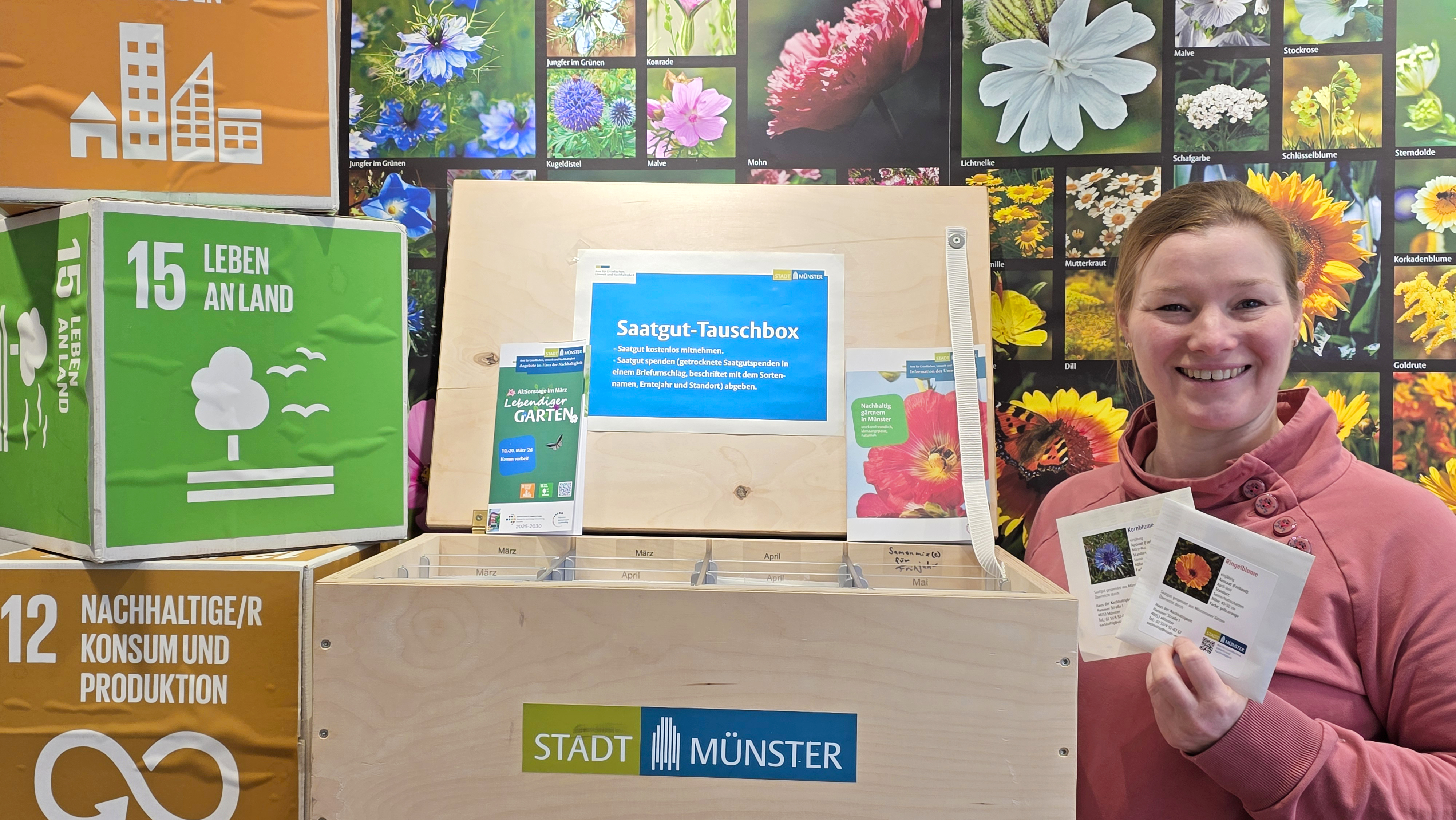 Jessica Fischer, Nachhaltigkeitsberaterin im Haus der Nachhaltigkeit, hält zwei Samentütchen in der Hand.