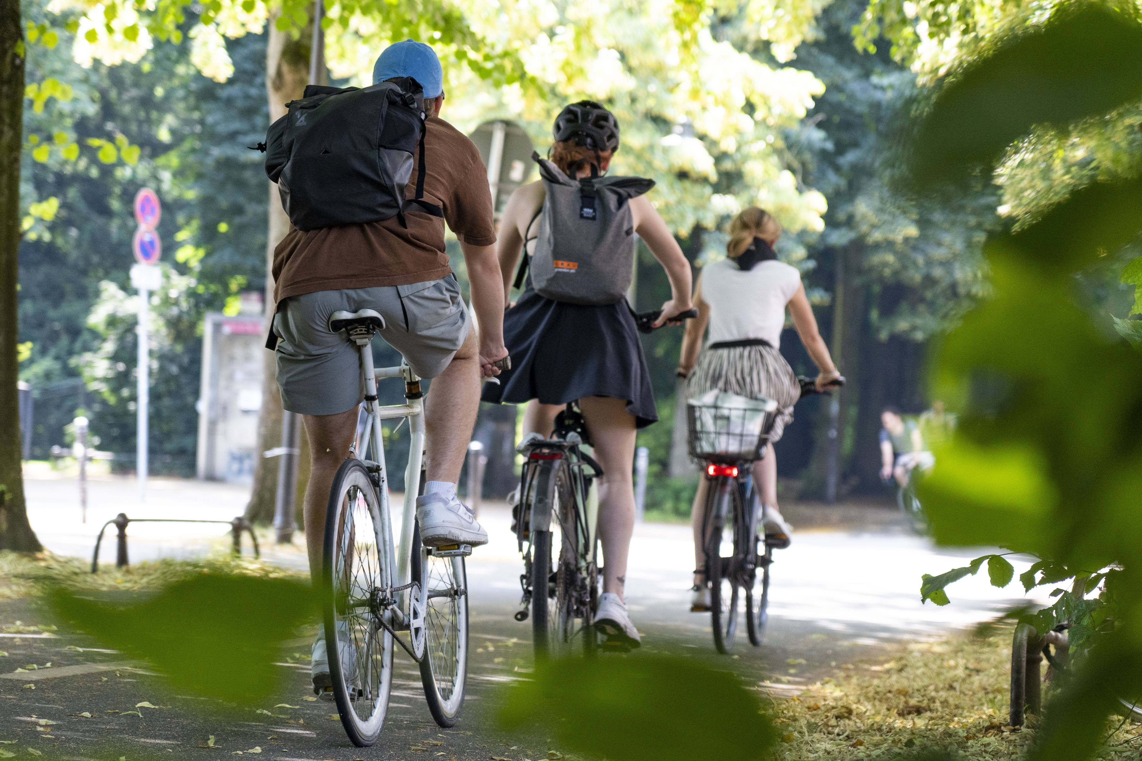 Fahrradfahrende auf der Promenade