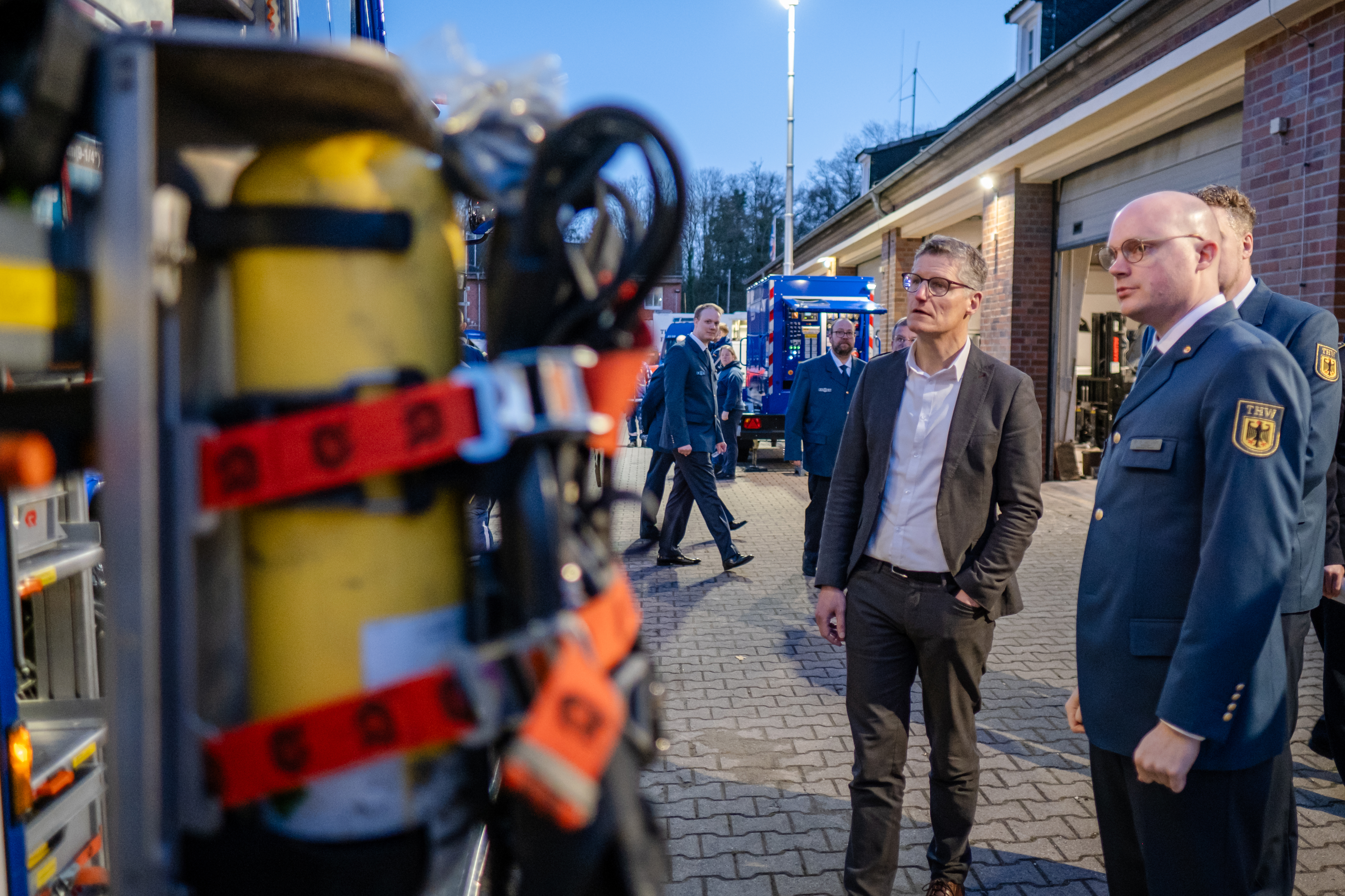 Oberbürgermeister Tilman Fuchs mit Personen des THW