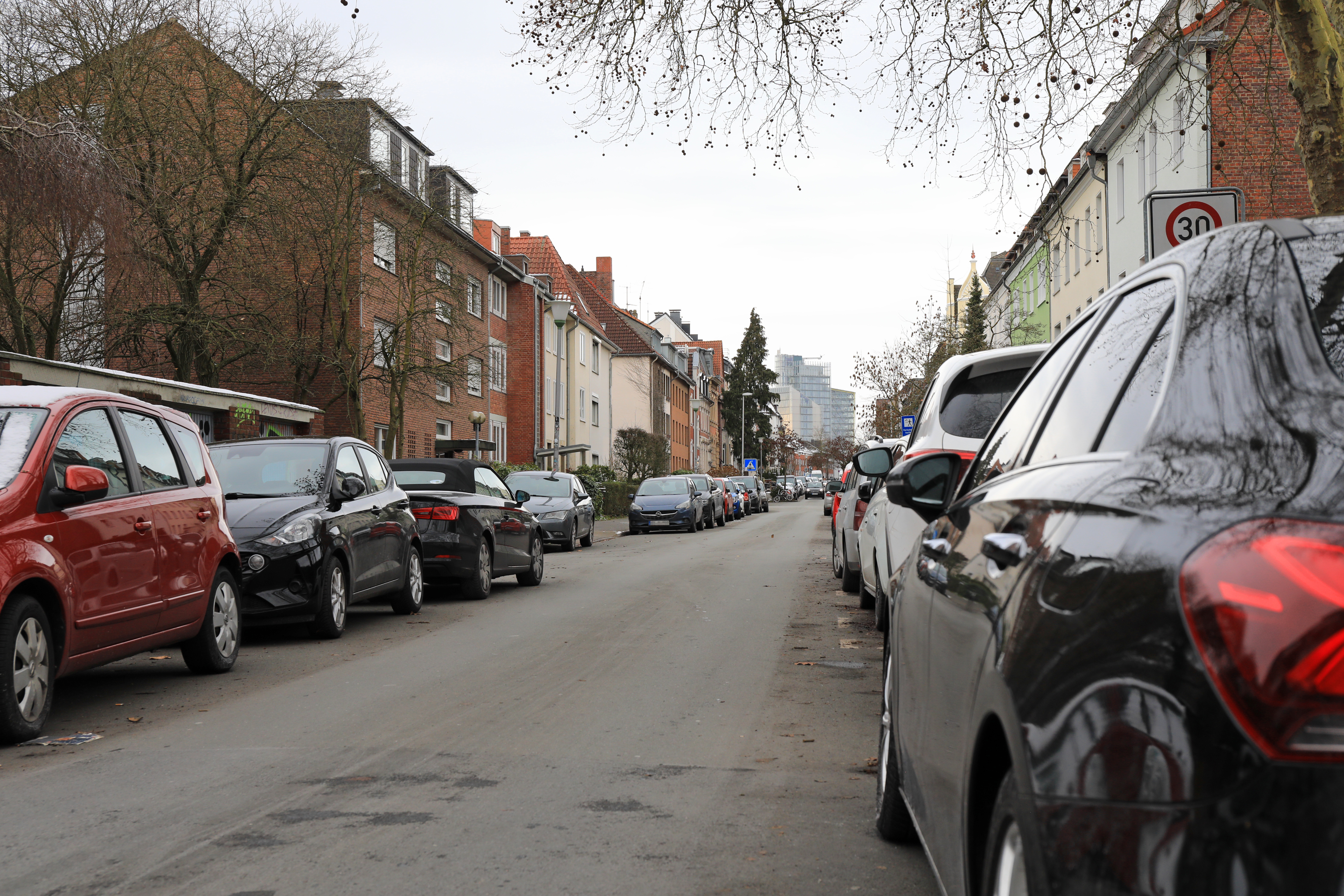 Straße mit parkenden Autos an den Seiten