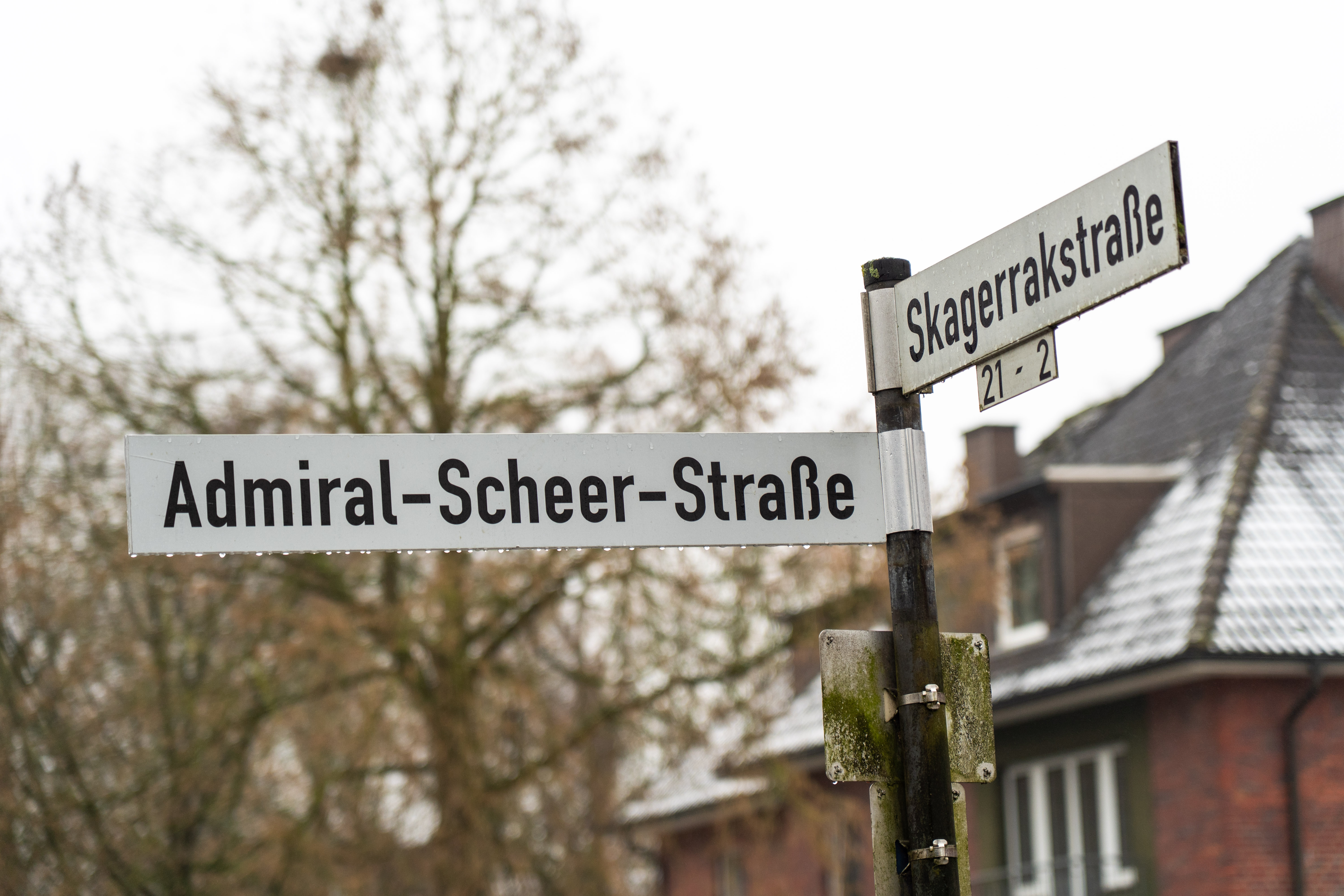 Straßenschild der Admiral-Scheer-Straße im Winter