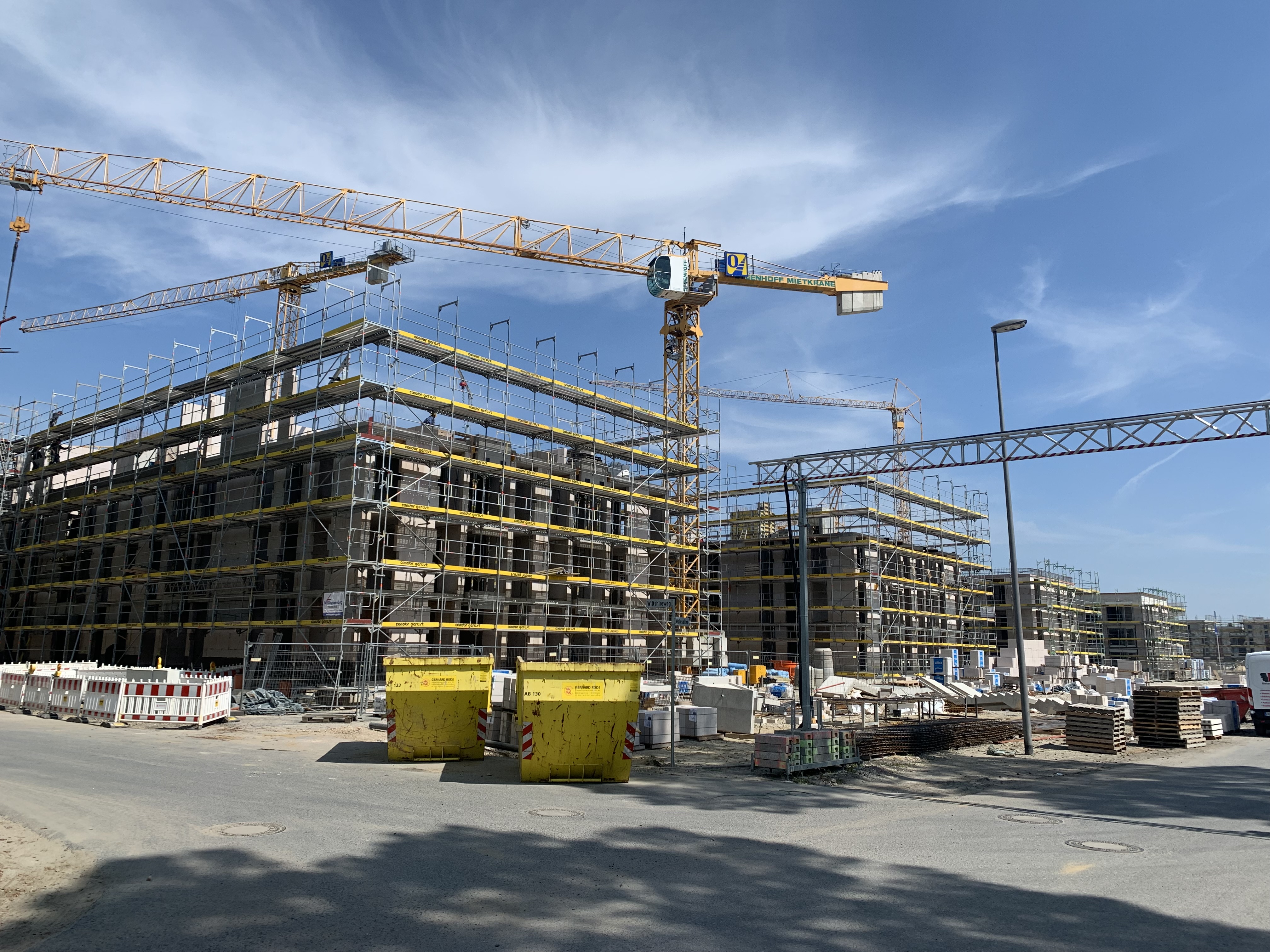 Baustelle mit zwei Kränen