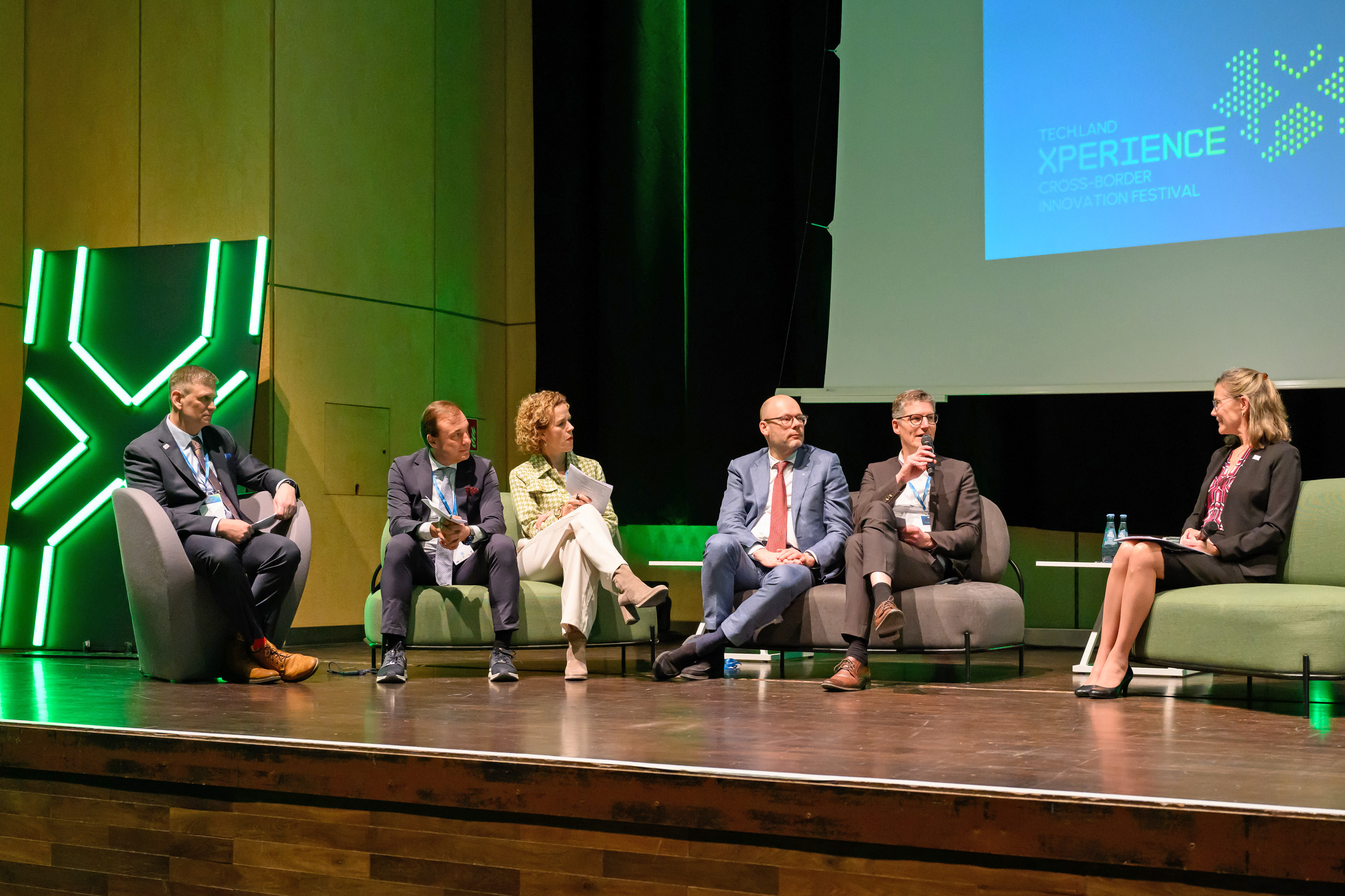 Sechs Personen auf einer Podiumsdiskussion