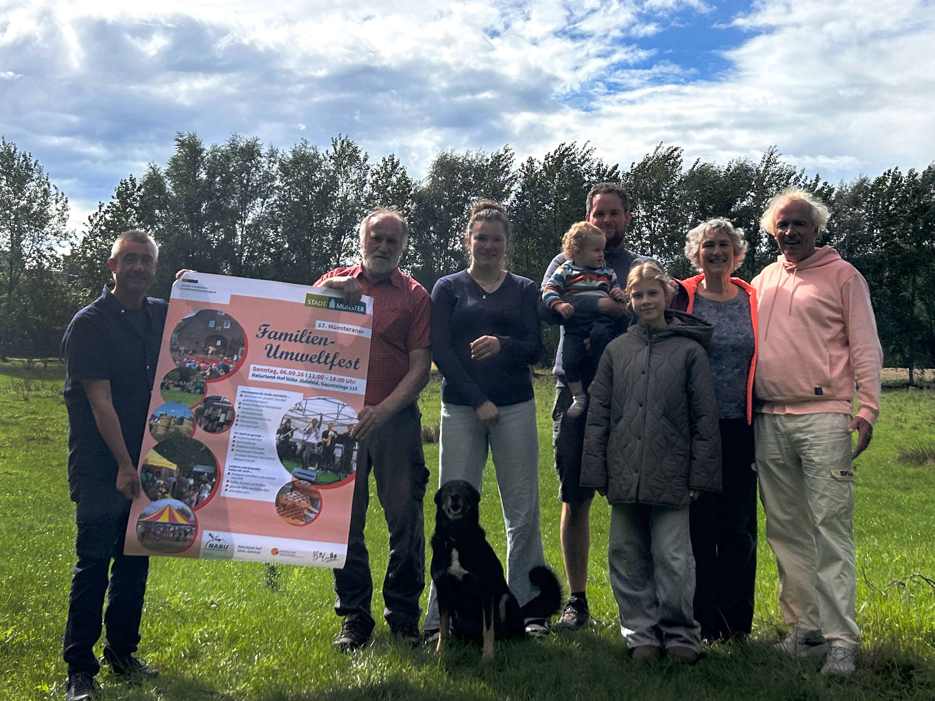 Gruppenbild mit Plakat