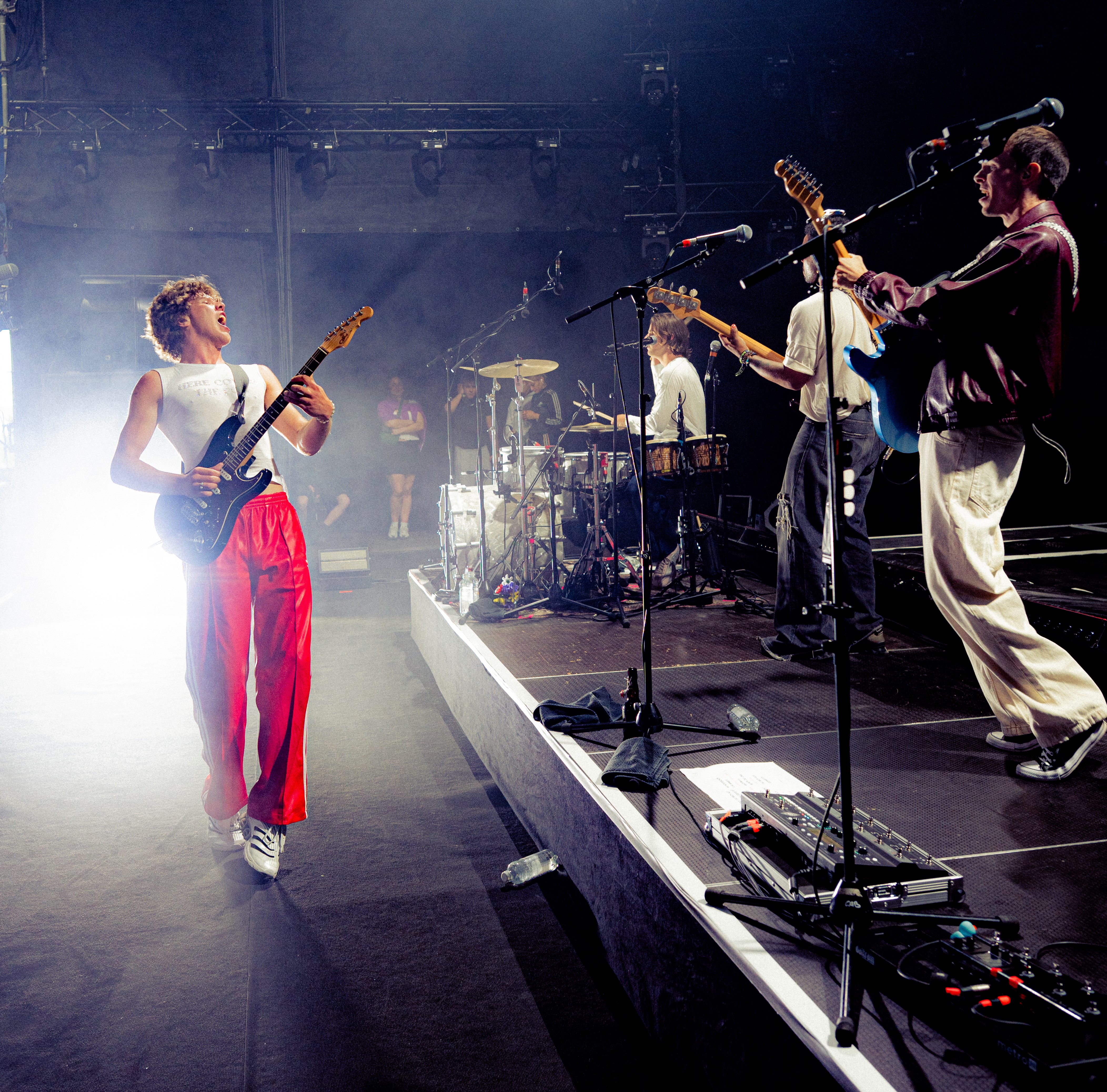 Junger Künstler auf der Bühne mit einer Gitarre
