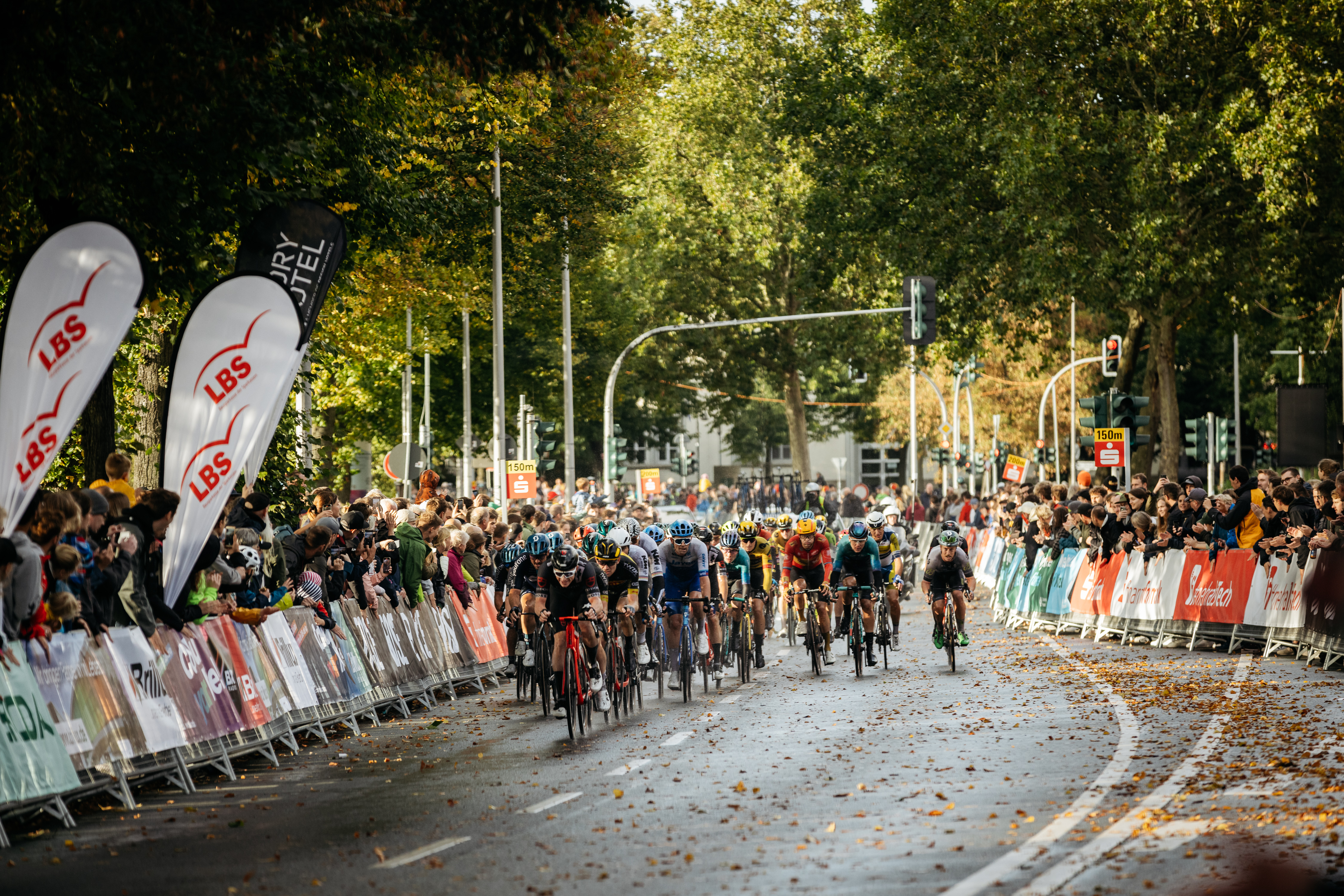 Zieleinfahrt beim Sparkassen Münsterland Giro vor dem Schloss in Münster.