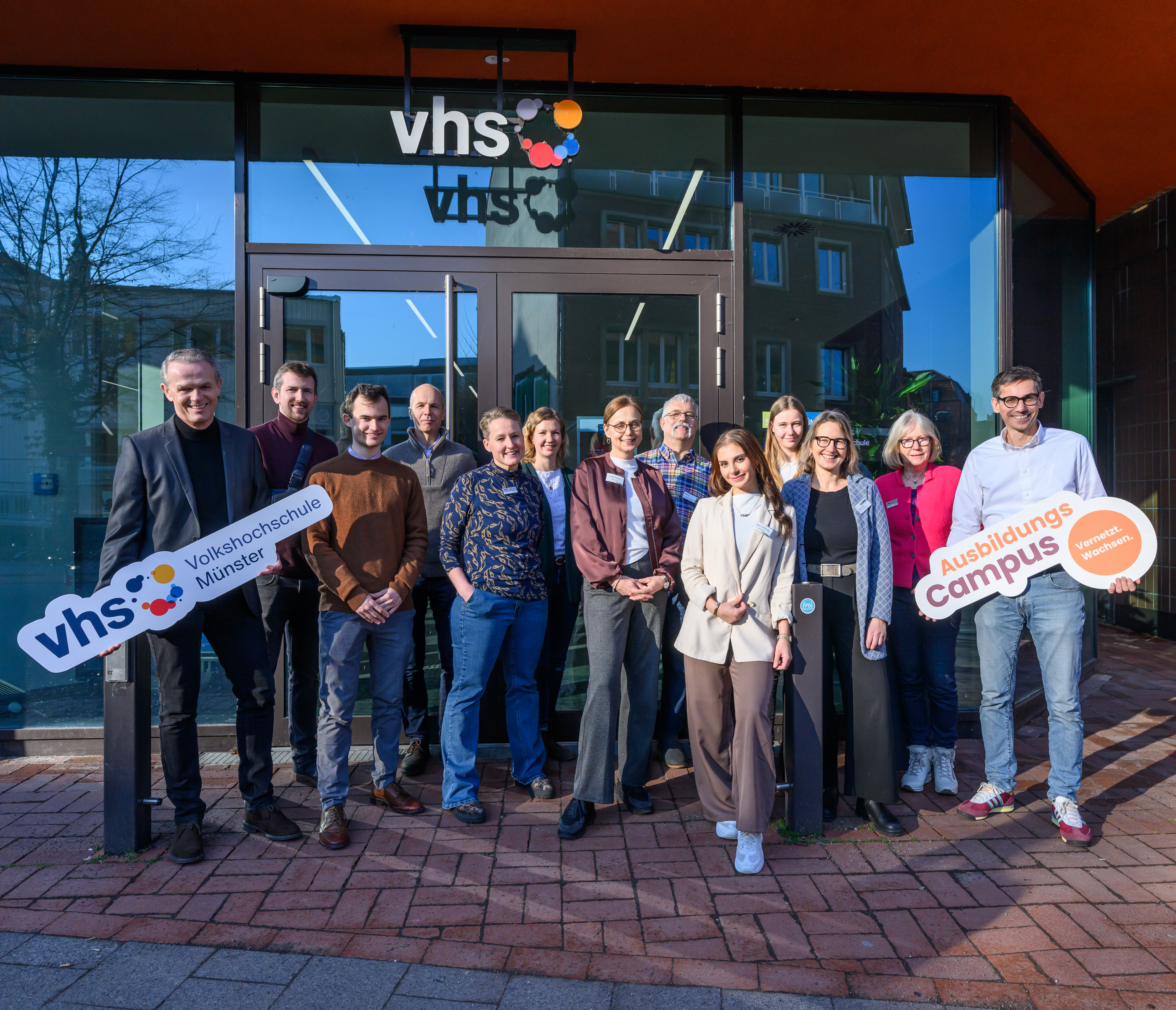 Klaus Ehling, Leiter des Amtes für Schule und Weiterbildung (l.) und Mario Huslage, Leiter des Personal- und Organisationsamtes (r.), eröffneten gemeinsam mit städtischen Fachleuten für Ausbildung sowie Vertreterinnen und Vertretern der Volkshochschule (vhs) die neuen Räume des städtischen Ausbildungscampus´ am Aegidiimarkt.