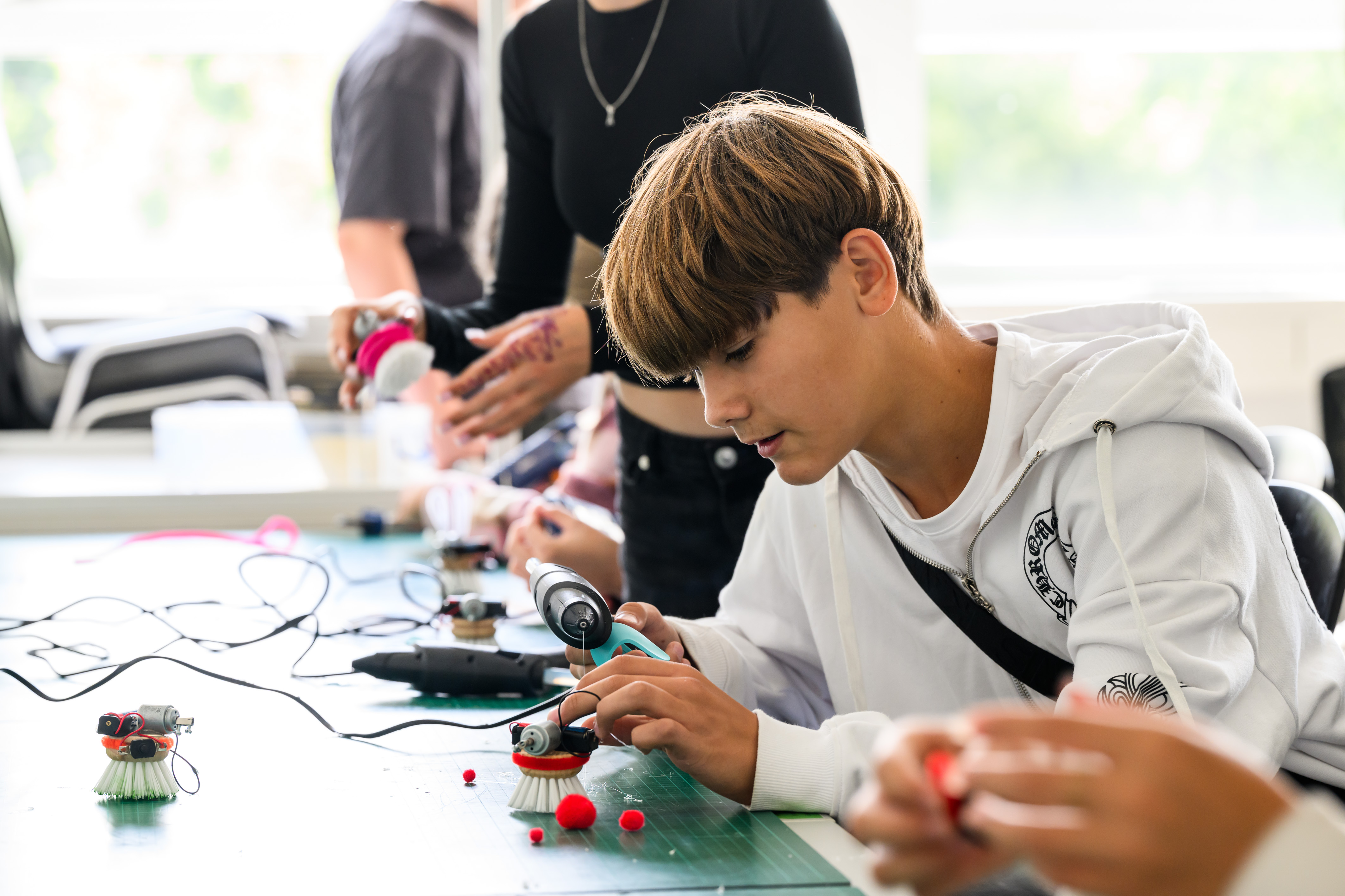 Jugendliche führen technische experimente durch