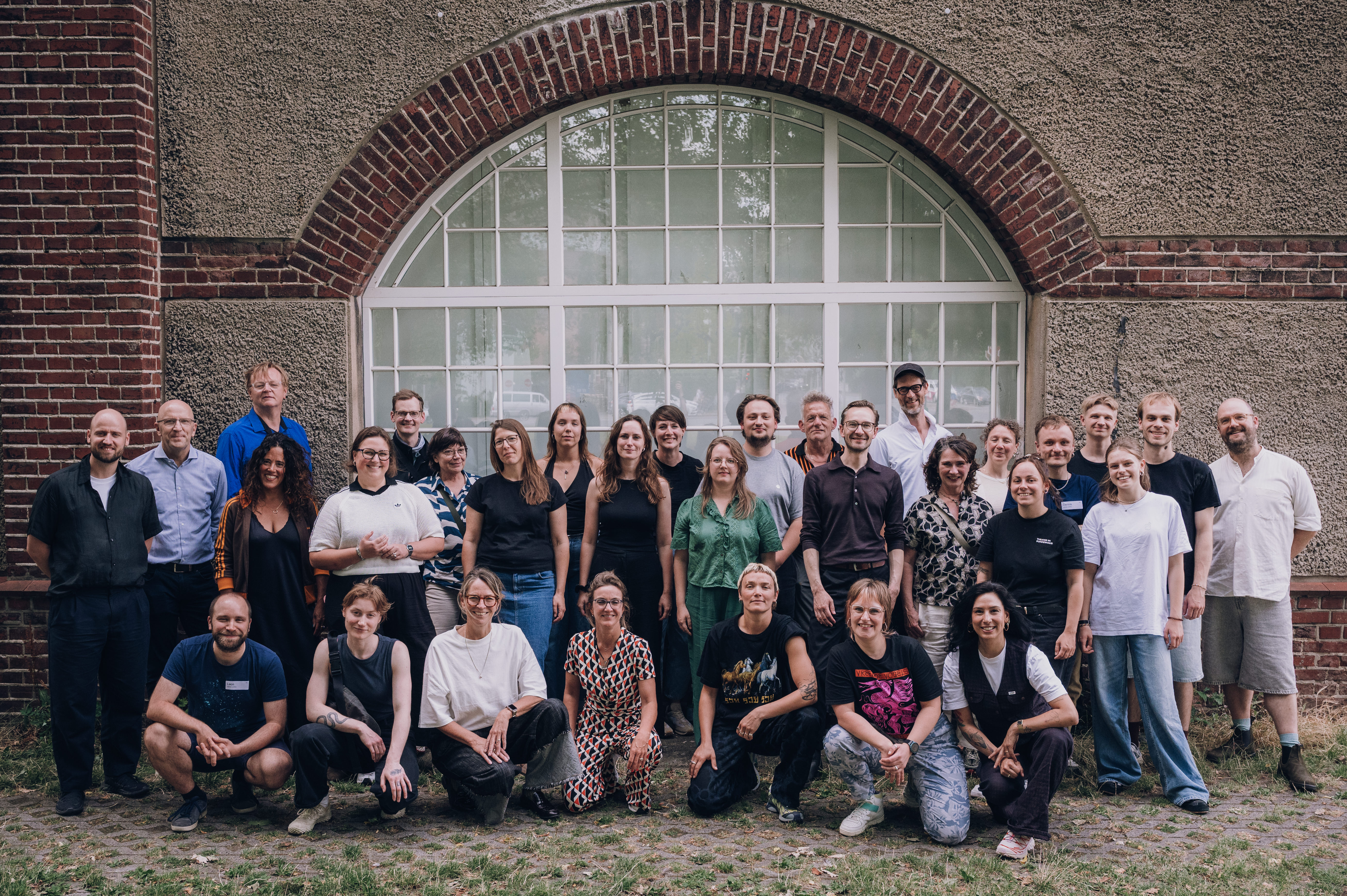 Viele MEnschen posieren für ein Gruppenfoto