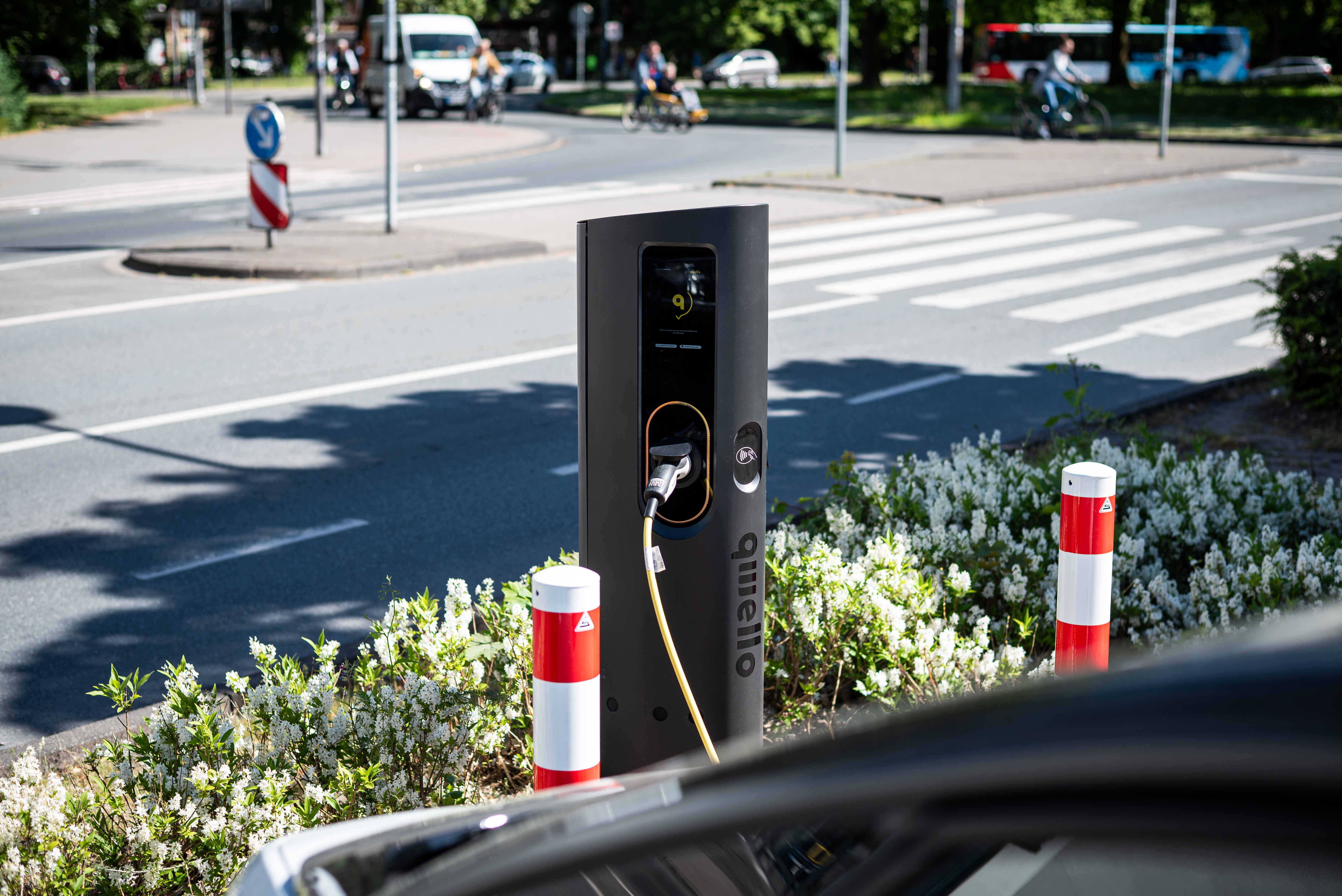 Ladesäule für E-Autos vor einer Kreuzung