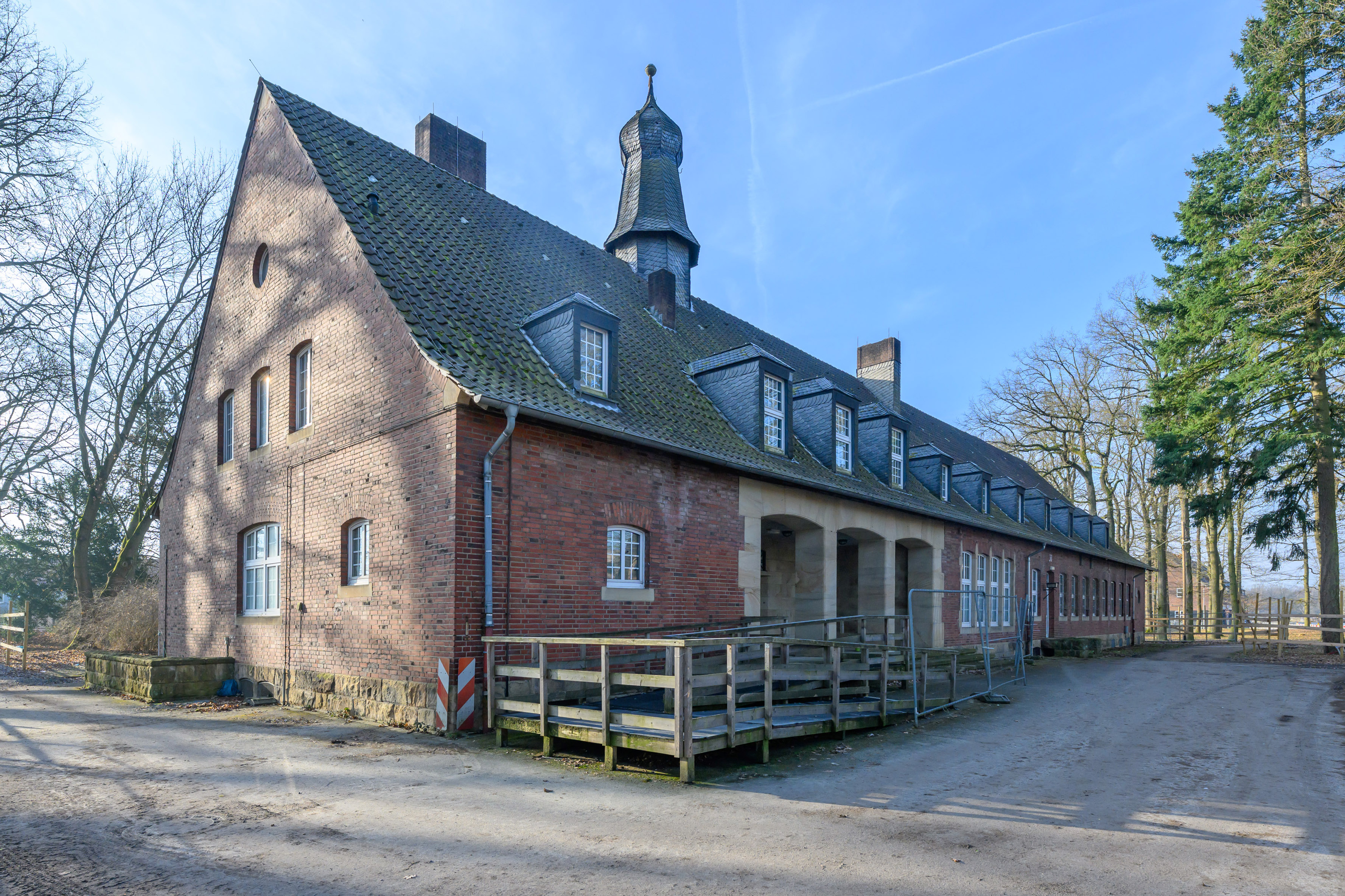 großes Backsteingebäude aus den 1930er Jahren