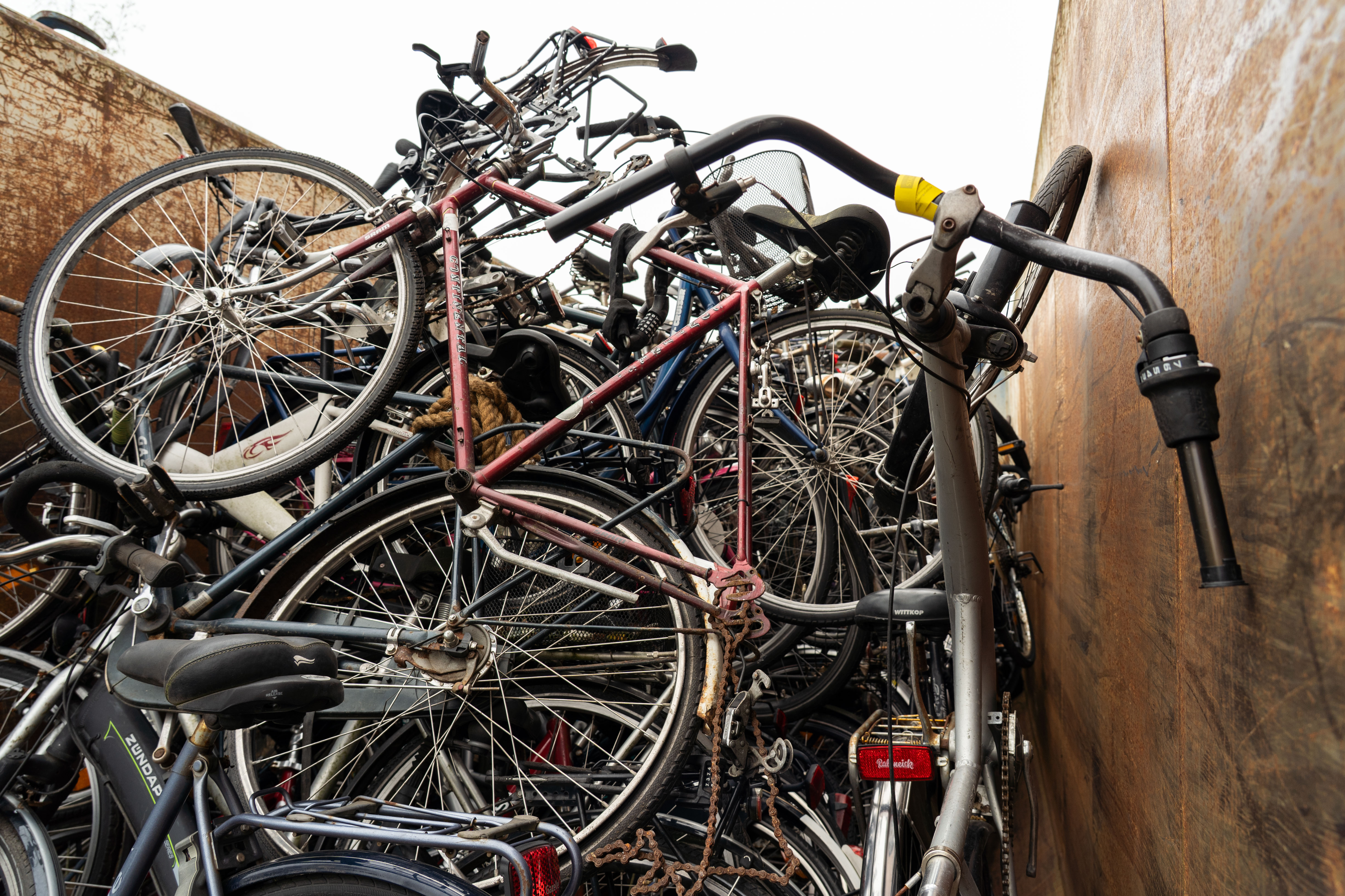 Gesammelte Schrott-Fahrräder in einem Container