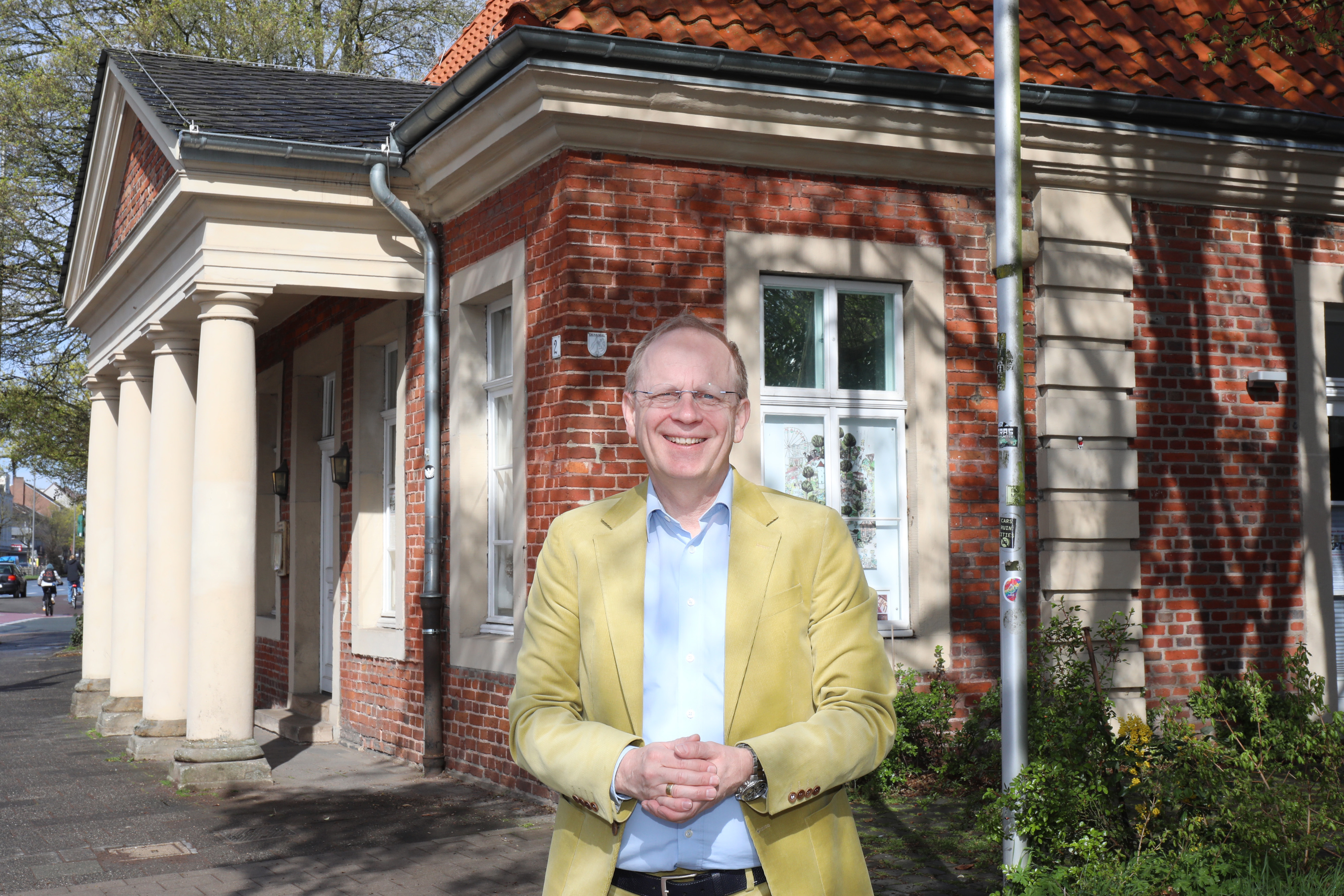 Halbporträt: Karsten Bölling vor einem münsterschen Torhaus