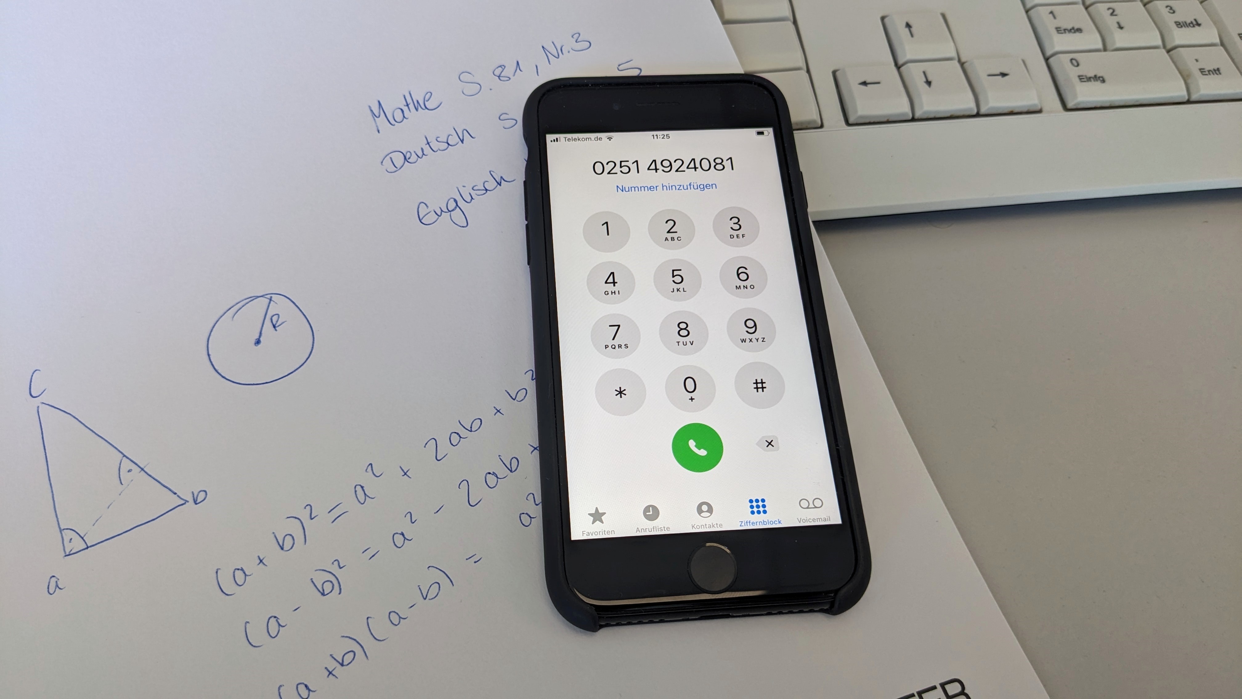 Ein Smartphone liegt auf Hausaufgaben