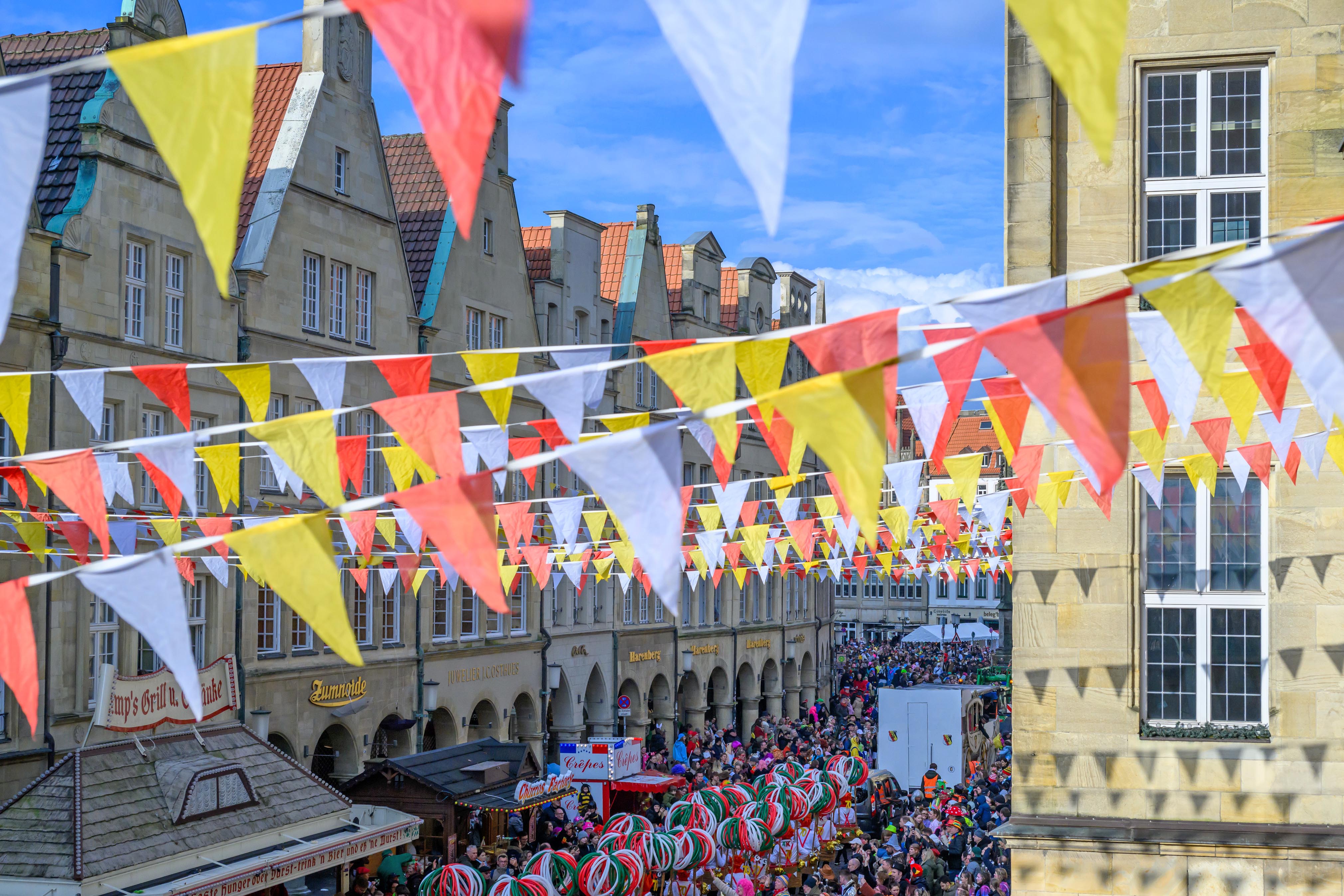 Bunte Fähnchen über dem Prinzipalmarkt