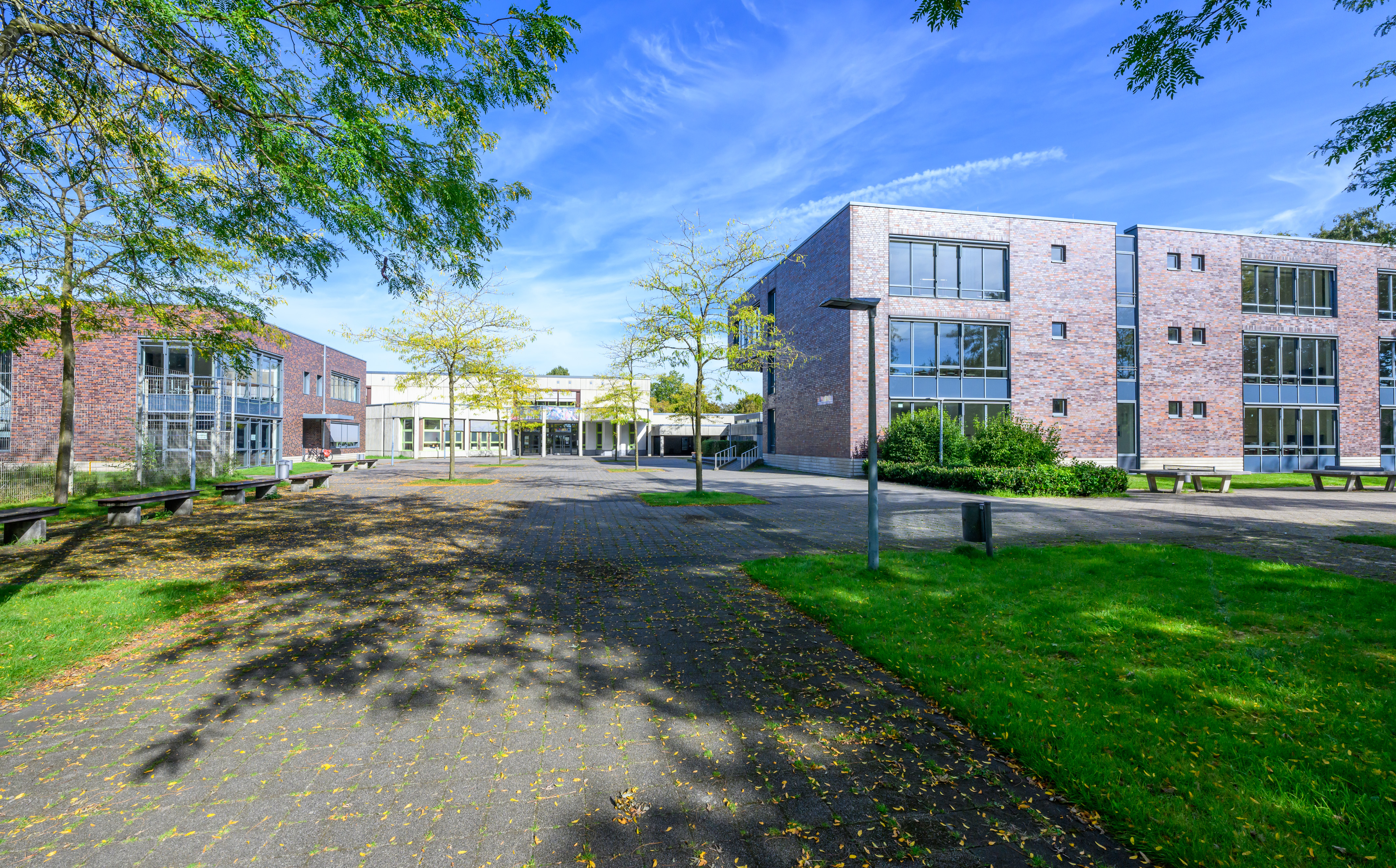 Weg führt zur Gesamtschule Roxel, blauer Himmel