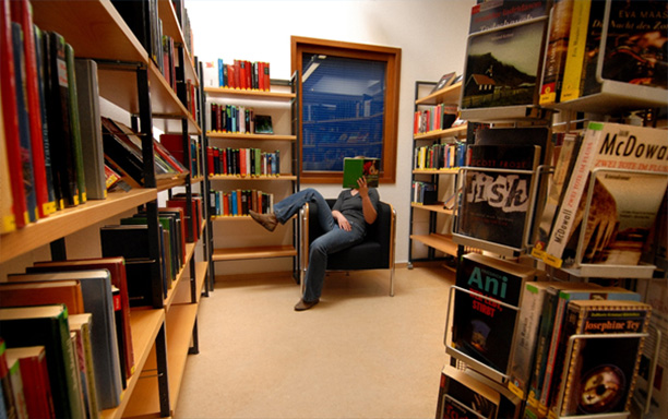 Lesende Person in der Stadtbücherei Münster