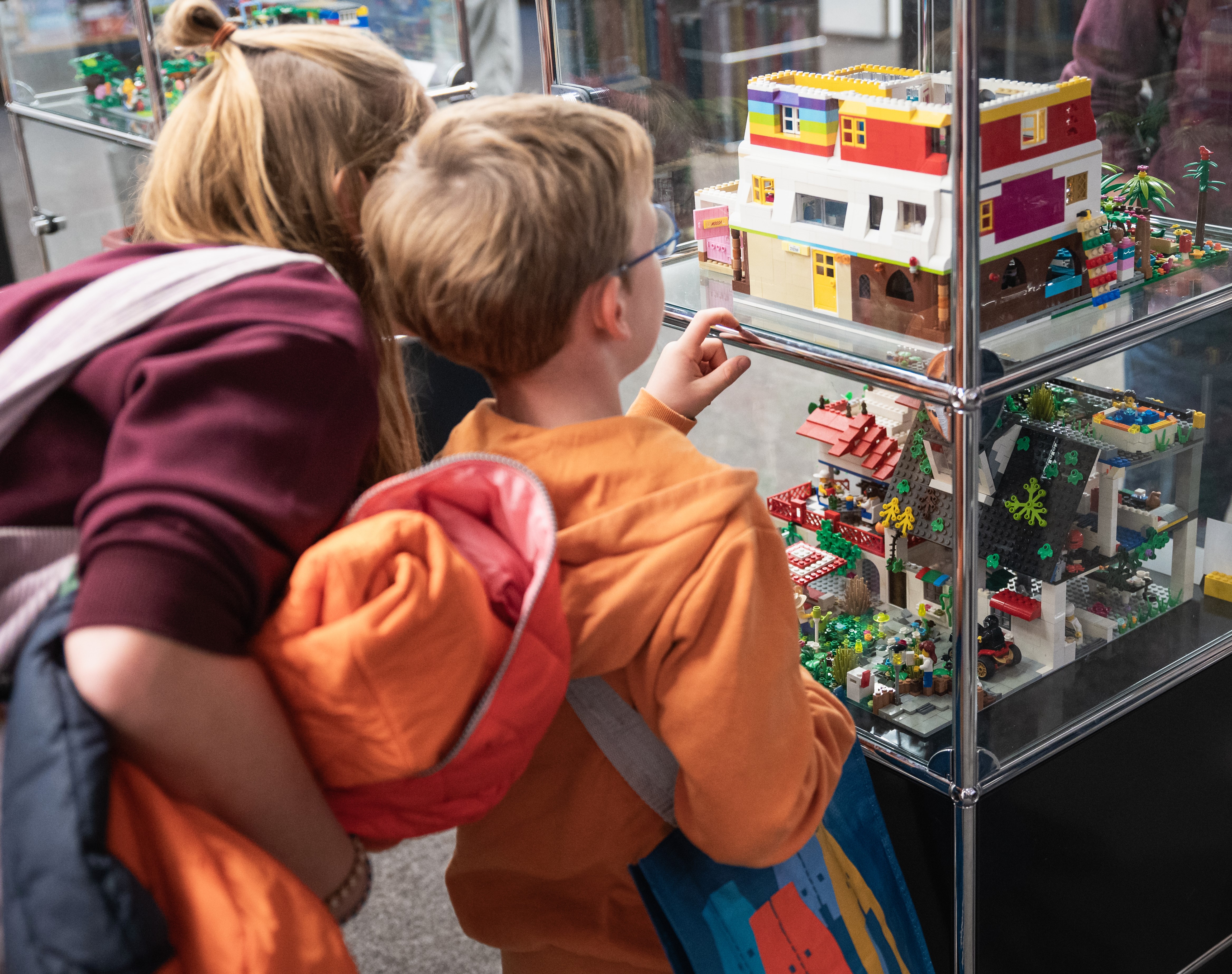 Noch bis zum 14. November sind viele Modelle des Lego®-Bauwettbewerbs in der Stadtbücherei ausgestellt. 
