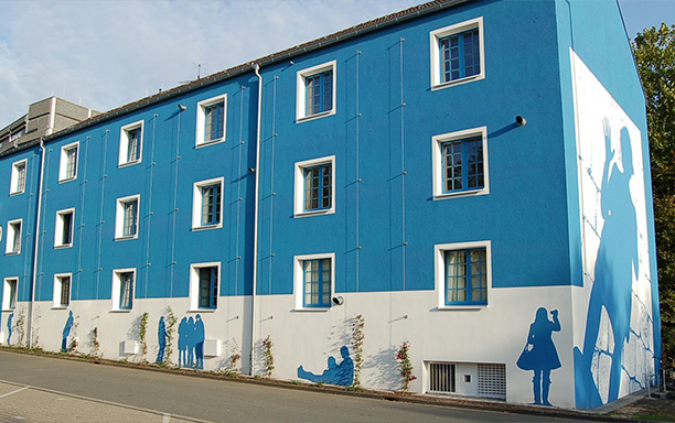 Münsters Jugendinformations- und -bildungszentrum Außenansicht mit blau-weißer Fassade