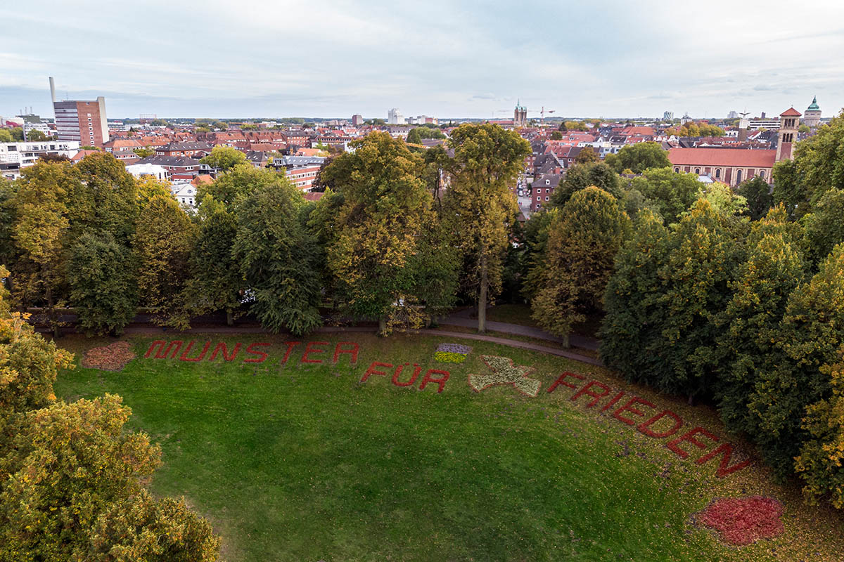 Blumenschriftzug „Münster für Frieden“